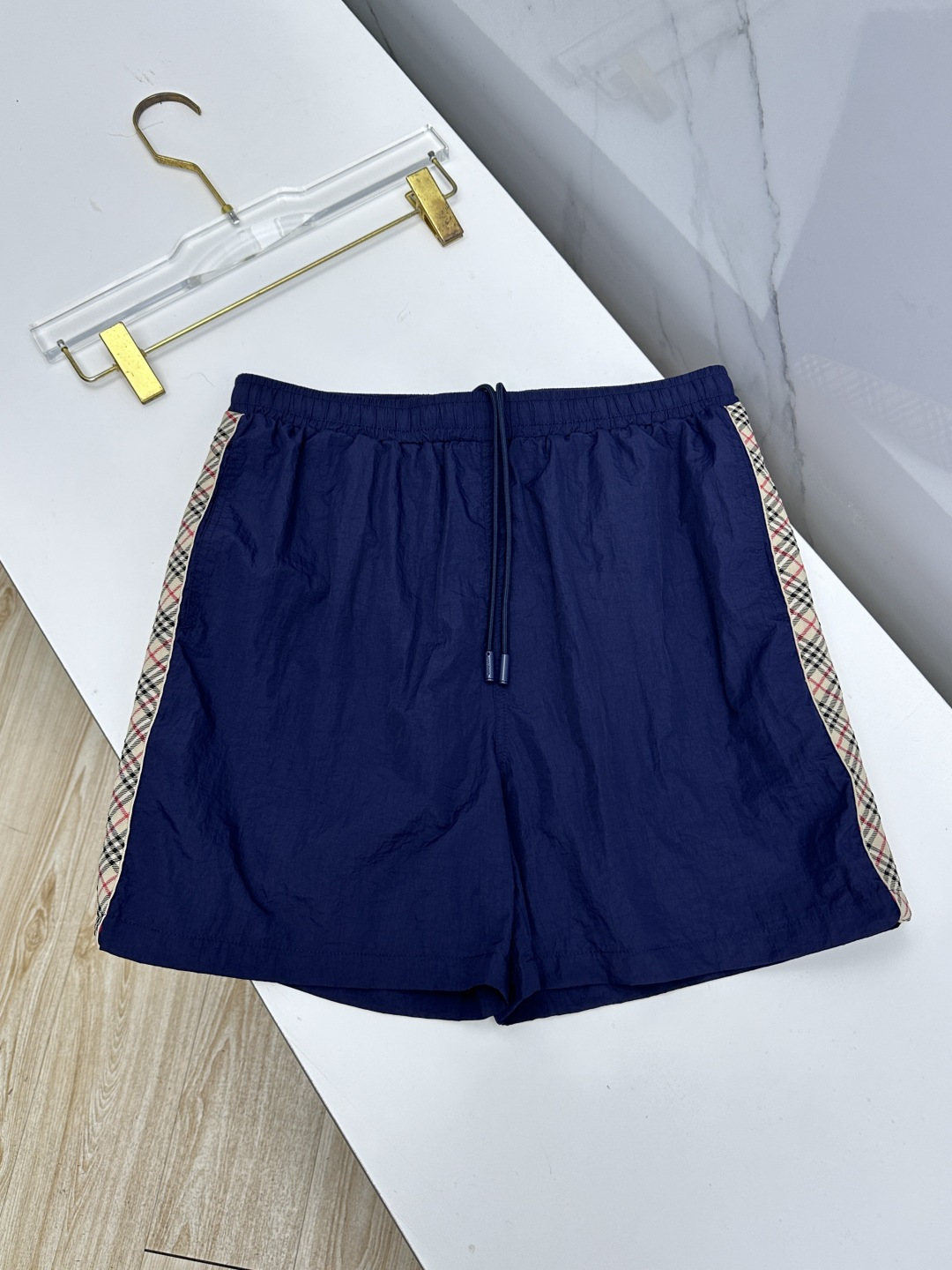 🆕Burberry巴宝莉  抽绳格纹装饰游泳这款BURBERRY抽绳格纹休闲甄选细腻顺滑的速干面料打造，