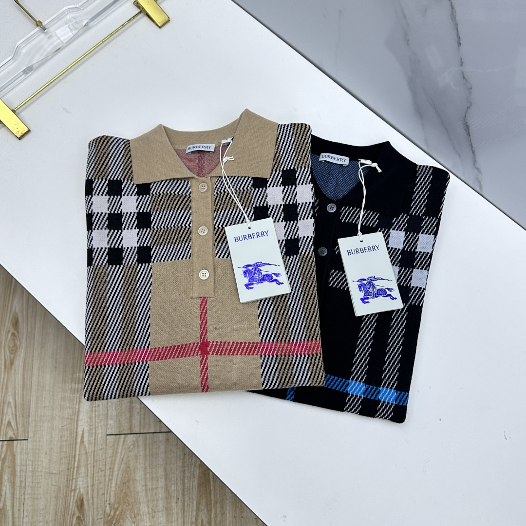 NO:915018,Burberry 2026 spring and summer new sweater short-sleeved plaid knitted cotton jacquard official website same T-shirt straight neckline jacquard worsted craft casual loose fit diversified matching is the current innovative trend at the forefront of fashion Collision of retro and modern elements Extreme violent aesthetics. Simple fashion matching Three standard complete A7 sizes S-XL, burberry, burberry, T-shirt, tees, t-shirt,19860909Burberry巴宝莉 2026春夏新款针织衫短袖 格纹针织棉质提花 官网同款T恤 领口板正 提花精纺工艺 休闲宽松版型 多元化搭配 是眼下时尚前沿的创新趋势 复古与现代化元素的碰撞 极端的暴力美学.简约时尚搭配 三标齐全A7 尺码S-XL,,burberry,burberry,T-shirt,tees，t-shirt,,Men's clothing