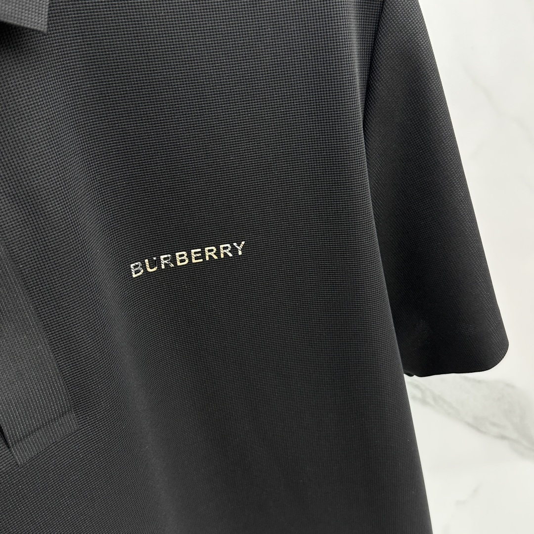 🆕Burberry巴宝莉 高端货商务 白领 单位人士必入单品！ 休闲商务翻领短袖，科技面料，体感非常棒，