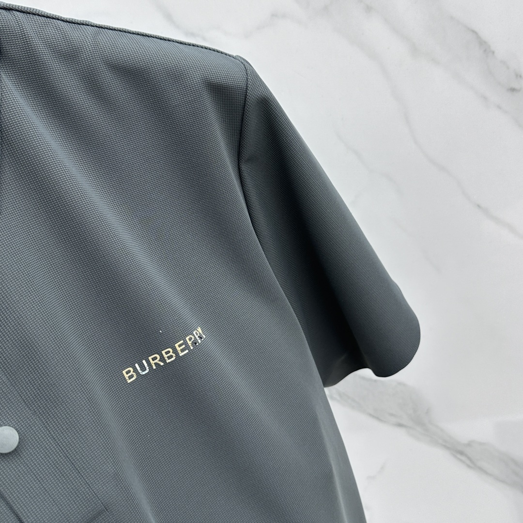 🆕Burberry巴宝莉 高端货商务 白领 单位人士必入单品！ 休闲商务翻领短袖，科技面料，体感非常棒，