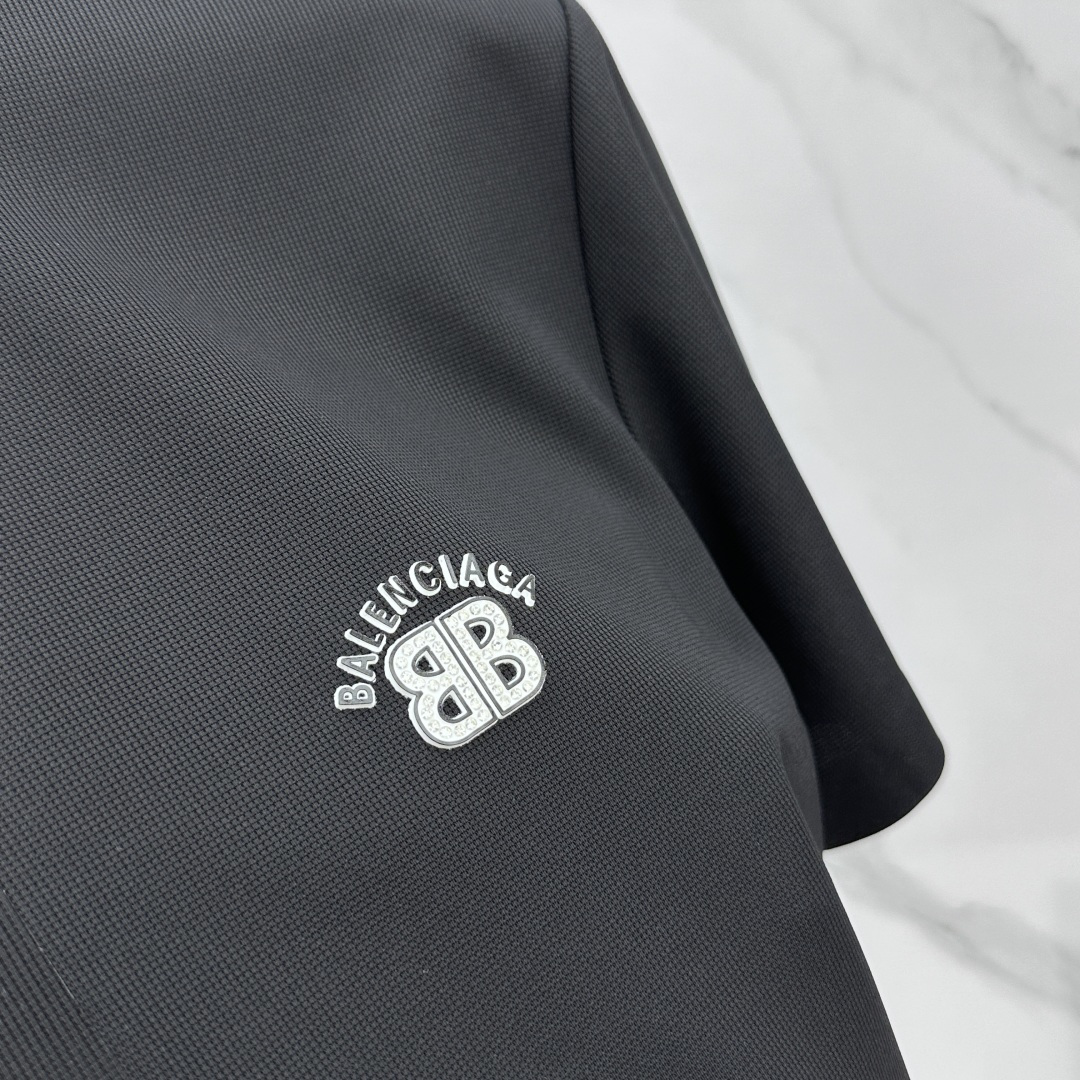 🆕Balenciaga巴黎世家 高端货商务 白领 单位人士必入单品！ 休闲商务翻领短袖，科技面料，体感非