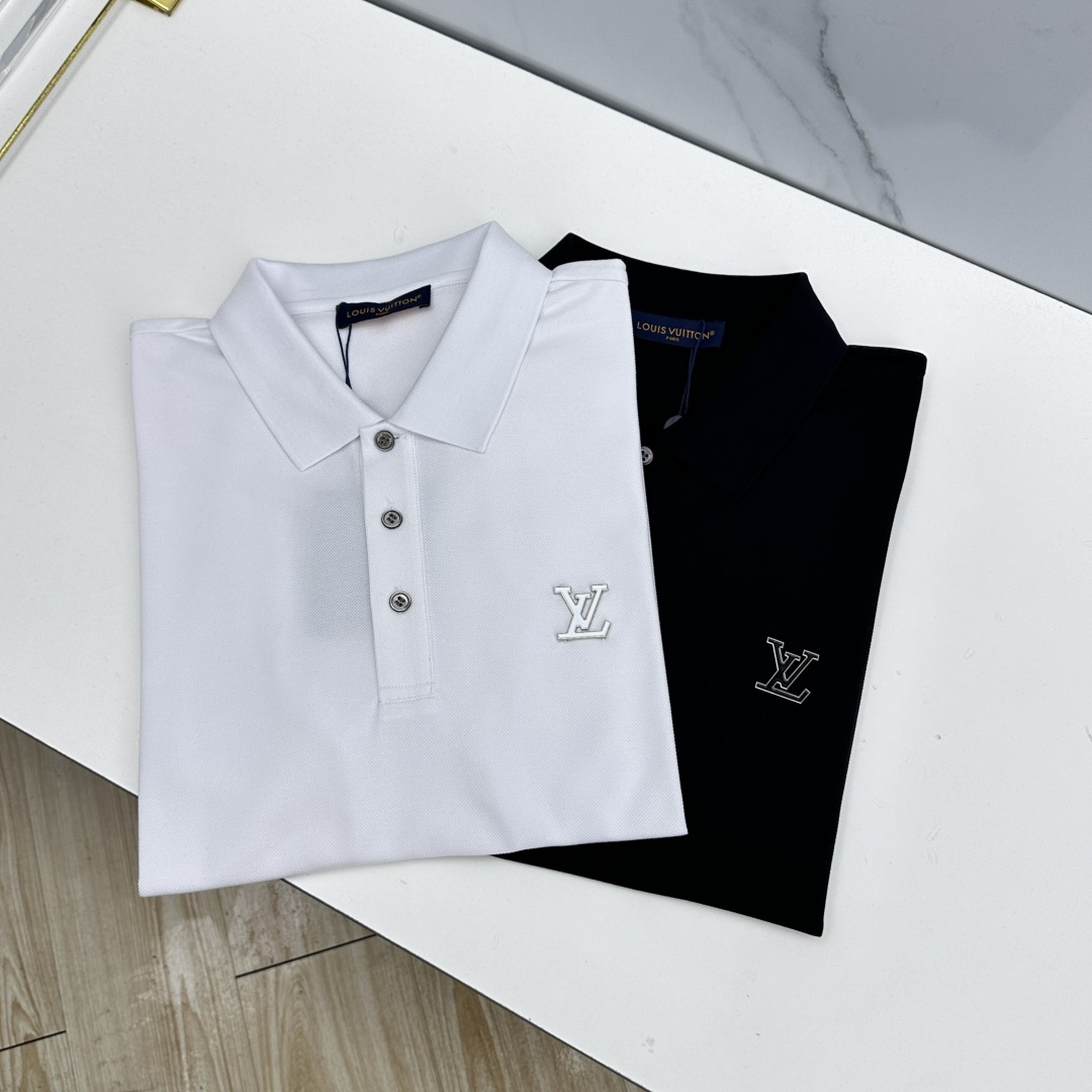 NO:910091,Louis Vuitton Louis Vuitton's new short-sleeved shirt is from Hong Kong trading company, pure foreign trade channel, the same style!  !  The high-grade materials imported from Egypt are selected from the finest long-staple cotton raw materials with excellent sunlight in the Nile River area. They are custom-woven and dyed in a century-old British workshop. It is an extremely luxurious and special material. The fabric properties are all of the highest quality. The mesh structure is delicate and natural, with perfect combination of comfort and breathability. The tactile experience is self-evident, and the ultimate luxury enjoyment!  The details are exquisite and outstanding, the appearance is perfect, and the craftsmanship is demonstrated everywhere. The fashionable three-button placket and lapel design are fashionable and age-reducing. The upper body is full of temperament, elegant and capable, and has both style and style. dx is a versatile shirt with excellent wearability!  Size M-3XL,,louis vuitton,louis vuitton,T-shirt,19860909Louis Vuitton路易威登 新款短袖袖衫 香港贸易公司货,纯正洋行渠道,同款！！ 客供埃及进口高级物料,甄选尼罗河区域光照极好的上等长绒棉花原料,经过英国百年工坊定织定染而成,极为奢华特殊的材质,面料属性皆为上乘,网眼结构细腻自然,舒适性与透气性完美兼备,触感体验不言而喻,奢华极致享受！ 细节精致出挑,品相完美如斯,处处彰显出匠心工艺,时尚三扣开合门襟,搭配翻领设计,时髦且减龄,上身满满的气质感,优雅且干练,型格兼具,dx 百搭实穿性极好的一款衫！ 尺码M-3XL,,louis vuitton,louis vuitton,T-shirt,,Men's clothing