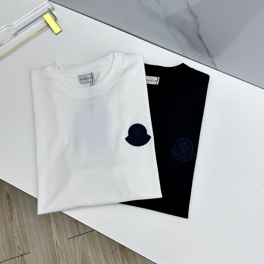 NO:910093,Moncler's latest new short-sleeved round-neck T-shirt for the first time at the Moncler Mouth Covered Mouth. High-end customization. The brand logo on the chest is designed with heavy craftsmanship. High-end long-staple cotton fabric. Soft to the touch. Comfortable to wear. Exquisite stitching at the counter level. Fine workmanship. Very wide and has a hammered feel!  A must-have item for a stylish man!  dx complete with three standards, sizes 46-54, Moncler, T-shirt, tees, t-shirt,19860909Moncler蒙口 新款首发专柜最新款短袖圆领T恤 高端订制 胸前品牌logo重工艺设计 高端长绒棉面料.手感柔软.穿着舒适.专柜级别精致车线.做工精细.挺阔有锤坠感！型男必备单品！dx三标齐全 尺码46-54,,Moncler,T-shirt,tees，t-shirt,,Men's clothing