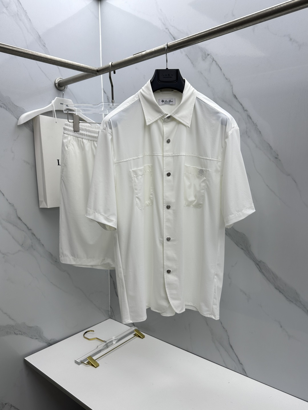 NO:915016,LP new spring casual short-sleeved suit!  Celebrities’ favorite fashion-flavored casual suits are simple and elegant, designed with 11 craftsmanship on the official website!  Clean and neat tailoring, full of urban style. Exclusive top-grade customized fabrics are available. It feels soft and dry, and the upper body effect is crisp and stylish. The three-dimensional cutting technology and the version are of high standards and suitable for the benefits!  It is not tight at all, and you feel good when you put it on. With so many top-quality raw materials, it creates a high-end product with unparalleled value. It is the first choice for high-end fashion people with complete three standards, and the upper body effect is super good-looking!  hz size M-3XL,,loro piana,T-shirt,19860909LP 春装新品休闲短袖套装！明星最爱时装味休闲套装 简单大方,官网11工艺设计！干净利落剪裁 都市风十足 可供独家顶级定制面料,手感软糯干爽,上身效果挺括有型.立体裁剪工艺,版型上都是高标准,恰当好处的廓型版！又恰恰不紧绷,穿上心情就好,如此众多的顶级原料,打造出价值感无与伦比的高端产品,三标齐全高端潮流时尚人士首选,上身效果超级好看！hz 码数M-3XL,,loro piana,T-shirt,,Men's clothing