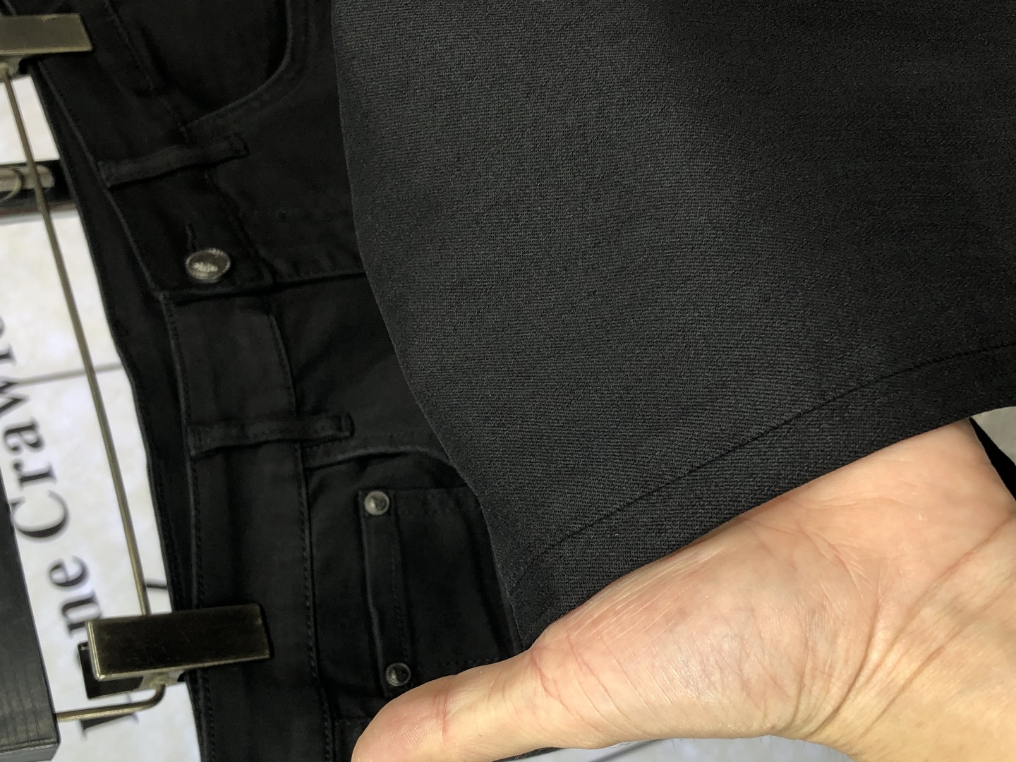       。 。范思哲。2025春夏高级时装感，超柔牛仔面料 , 浅色洗水牛仔裤。
面料很特殊，超细精