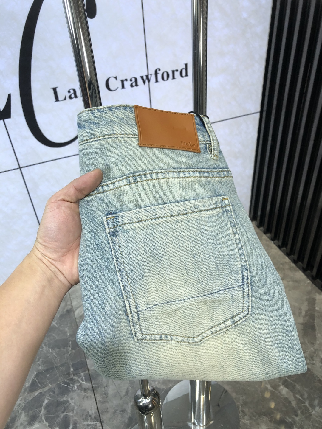 NO:118188,. .Dior.2025 spring and summer high-end fashion sense, super soft denim fabric, light-colored washing jeans. The fabric is very special, super fine imitation cotton yarn blend, super soft and comfortable. It has a casual and casual sense of denim, and also has a relaxed and fashionable feeling. The cloth is refreshing, slightly stretchy, super soft and long wearing time, the whole pants are all traditional hand-wiping technology, natural stone grinding and light fermentation washing. Details are exquisite. Size 29-38,,dior,jeans,alexander wang19860909. .Dior.2025春夏高级时装感,超柔牛仔面料 , 浅色洗水牛仔裤. 面料很特殊,超细精仿棉纱混纺,超柔舒适感. 具备牛仔随性感 ,休闲感 ,6亦有轻松感 ,时尚感. 布面清爽,微弹力,超柔穿着时间长, 整条裤子全传统手擦工艺,自然石磨轻酵洗水.细节精致感. 尺码29-38,,dior,jeans,alexander wang,Men's clothing