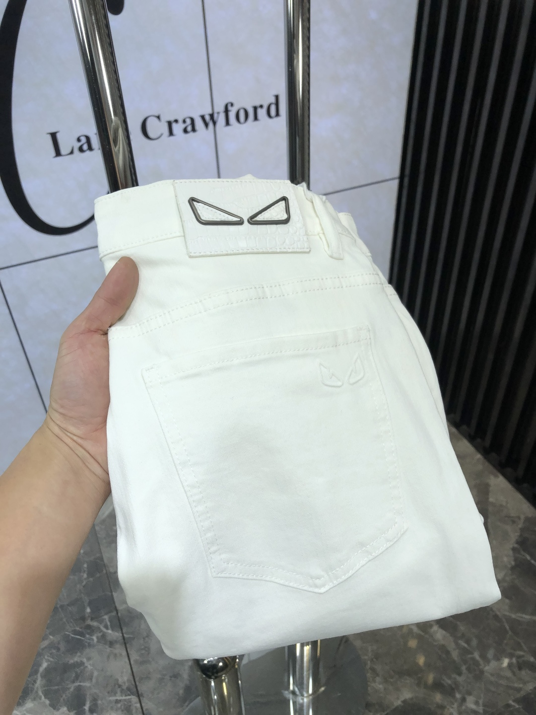 NO:118191,. . Fendi.2025 spring and summer high-end fashion sense, super soft denim fabric, light-colored washing jeans. The fabric is very special, super fine imitation cotton yarn blend, super soft and comfortable. It has a casual and casual sense of denim, and also has a relaxed and fashionable feeling. The cloth is refreshing, slightly stretchy, super soft and long-lasting, the whole pants are fully traditional hand-wiping technology, natural stone grinding and light fermentation washing. Details are exquisite. Size 29-38,,fendi, jeans, alexander wang19860909. .芬迪.2025春夏高级时装感,超柔牛仔面料 , 浅色洗水牛仔裤. 面料很特殊,超细精仿棉纱混纺,超柔舒适感. 具备牛仔随性感 ,休闲感 ,6亦有轻松感 ,时尚感. 布面清爽,微弹力,超柔穿着时间长, 整条裤子全传统手擦工艺,自然石磨轻酵洗水.细节精致感. 尺码29-38,,fendi,jeans,alexander wang,Men's clothing