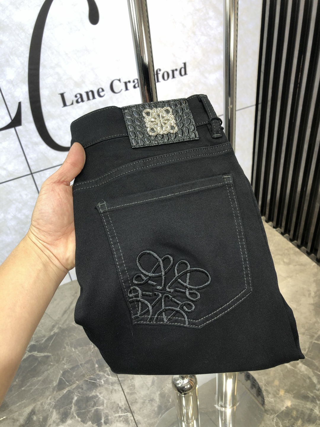 NO:118170,. . Luo Yiwei. 2025 spring and summer high-end fashion sense, super soft denim fabric, light-colored washing jeans. The fabric is very special, super fine imitation cotton yarn blend, super soft and comfortable. It has a casual and casual sense of denim, and also has a relaxed and fashionable feeling. The cloth is refreshing, slightly stretchy, super soft and long-lasting, the whole pants are fully traditional hand-wiping technology, natural stone grinding and light fermentation washing. Details are exquisite. Size 29-38,,loewe,jeans,alexander wang19860909. .罗意威.2025春夏高级时装感,超柔牛仔面料 , 浅色洗水牛仔裤. 面料很特殊,超细精仿棉纱混纺,超柔舒适感. 具备牛仔随性感 ,休闲感 ,6亦有轻松感 ,时尚感. 布面清爽,微弹力,超柔穿着时间长, 整条裤子全传统手擦工艺,自然石磨轻酵洗水.细节精致感. 尺码29-38,,loewe,jeans,alexander wang,Men's clothing