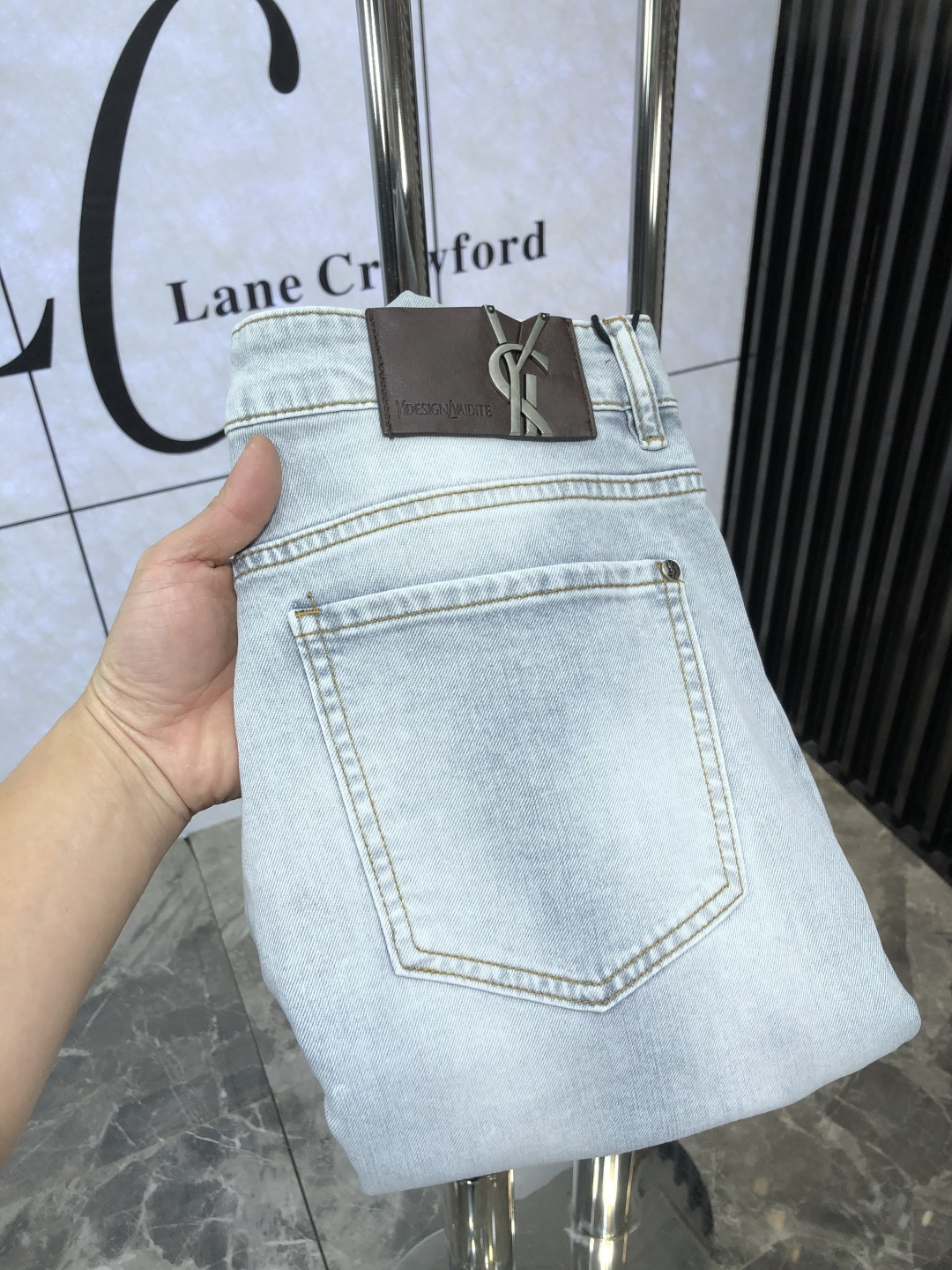 NO:118173,. . Saint Laurent. 2025 spring and summer high-end fashion sense, super soft denim fabric, light-colored washing jeans. The fabric is very special, super fine imitation cotton yarn blend, super soft and comfortable. It has a casual and casual sense of denim, and also has a relaxed and fashionable feeling. The cloth is refreshing, slightly stretchy, super soft and long wearing time, the whole pants are all traditional hand-wiping technology, natural stone grinding and light fermentation washing. Details are exquisite. Size 29-38,,saint laurent,jeans,alexander wang19860909. .圣罗兰.2025春夏高级时装感,超柔牛仔面料 , 浅色洗水牛仔裤. 面料很特殊,超细精仿棉纱混纺,超柔舒适感. 具备牛仔随性感 ,休闲感 ,6亦有轻松感 ,时尚感. 布面清爽,微弹力,超柔穿着时间长, 整条裤子全传统手擦工艺,自然石磨轻酵洗水.细节精致感. 尺码29-38,,saint laurent,jeans,alexander wang,Men's clothing