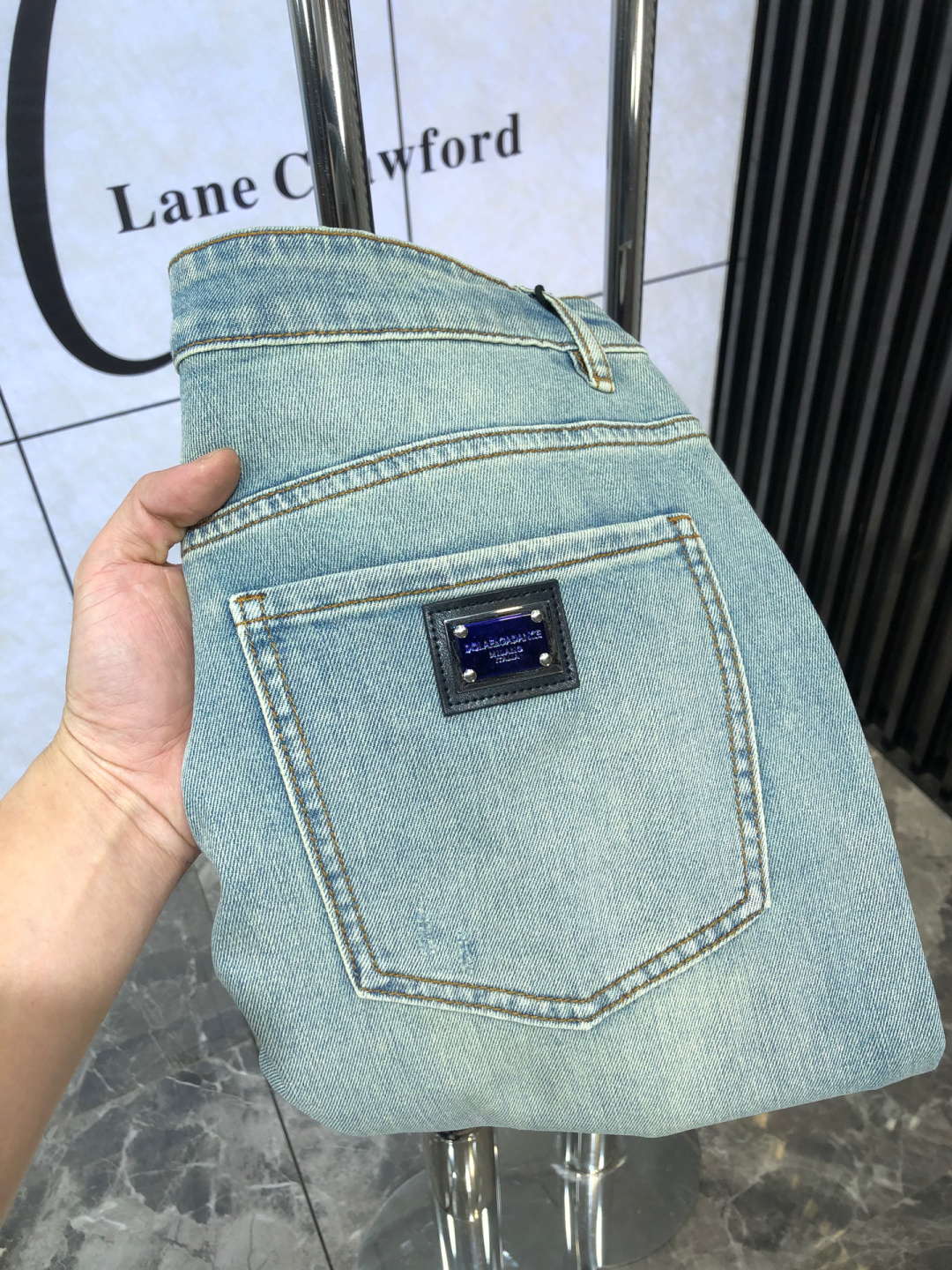 NO:118176,. .D&G.2025 spring and summer high-end fashion sense, super soft denim fabric, light-colored washing jeans. The fabric is very special, super fine imitation cotton yarn blend, super soft and comfortable. It has a casual denim, casual feeling, and 6 also has a relaxed and fashionable feeling. The fabric is refreshing, slightly stretchy, super soft wearing time, the whole pants are all traditional hand-wiping technology, natural stone grinding and light fermentation washing. Details are exquisite. Size 29-38,, Dolce&Gabbana, jeans, alexander wang19860909. .D&G.2025春夏高级时装感,超柔牛仔面料 , 浅色洗水牛仔裤. 面料很特殊,超细精仿棉纱混纺,超柔舒适感. 具备牛仔随性感 ,休闲感 ,6亦有轻松感 ,时尚感. 布面清爽,微弹力,超柔穿着时间长, 整条裤子全传统手擦工艺,自然石磨轻酵洗水.细节精致感. 尺码29-38,,Dolce&Gabbana,jeans,alexander wang,Men's clothing