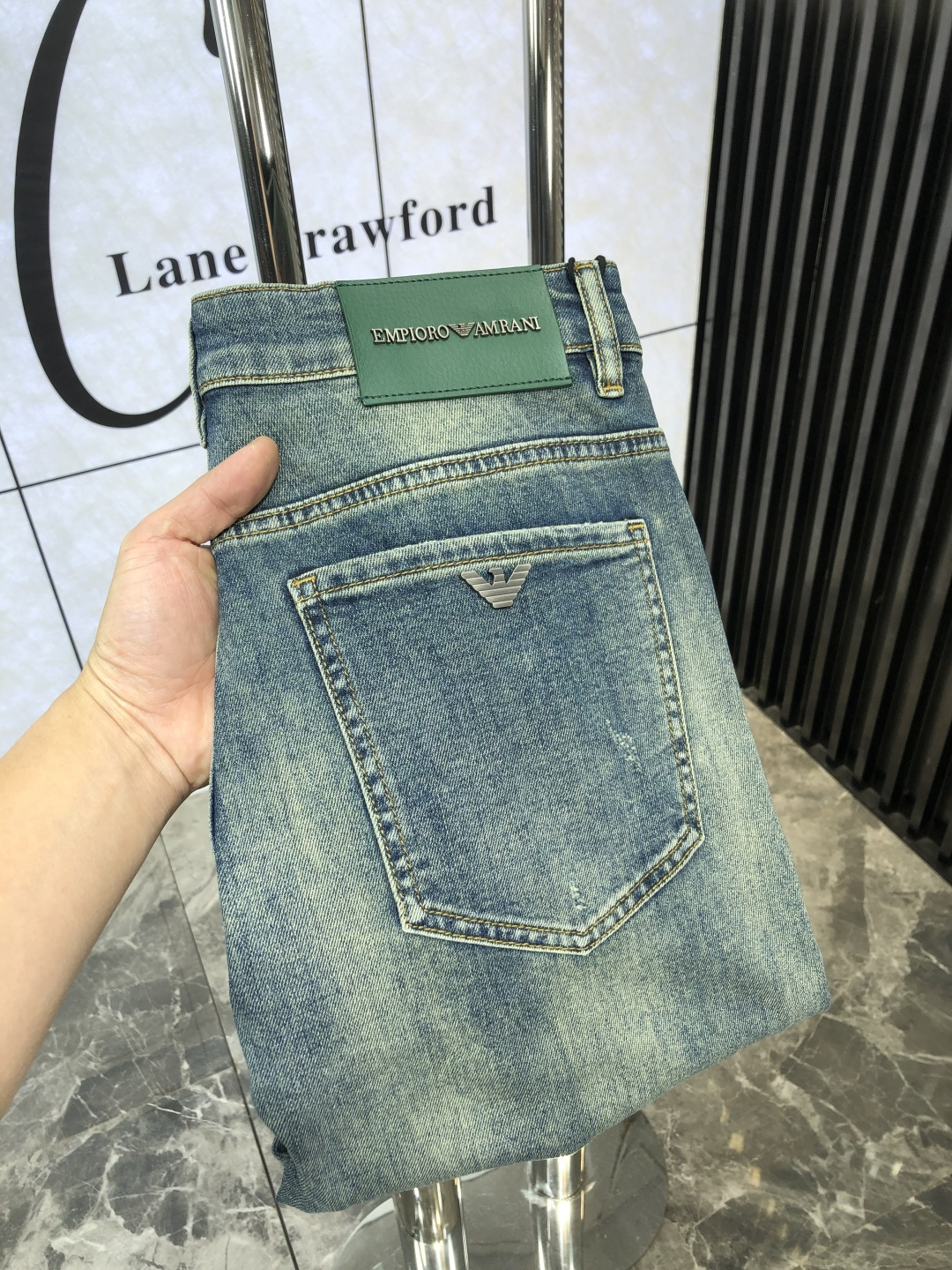 NO:118179,. . Armani. 2025 spring and summer high-end fashion sense, super soft denim fabric, light-colored washing jeans. The fabric is very special, super fine imitation cotton yarn blend, super soft and comfortable. It has a casual and casual sense of denim, and also has a relaxed and fashionable feeling. The cloth is refreshing, slightly stretchy, super soft and long-lasting, the whole pants are fully traditional hand-wiping technology, natural stone grinding and light fermentation washing. Details are exquisite. Size 29-38,,armani, jeans, alexander wang19860909. .阿玛尼.2025春夏高级时装感,超柔牛仔面料 , 浅色洗水牛仔裤. 面料很特殊,超细精仿棉纱混纺,超柔舒适感. 具备牛仔随性感 ,休闲感 ,6亦有轻松感 ,时尚感. 布面清爽,微弹力,超柔穿着时间长, 整条裤子全传统手擦工艺,自然石磨轻酵洗水.细节精致感. 尺码29-38,,armani,jeans,alexander wang,Men's clothing