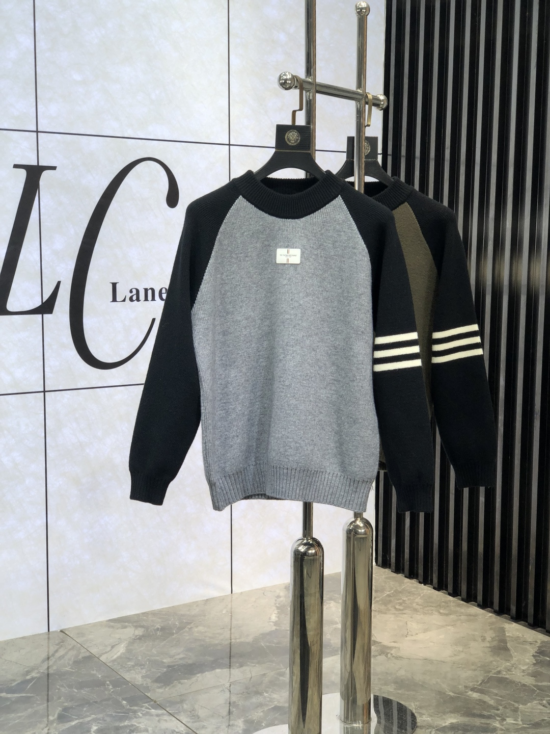 NO:118182,. .TB.24 new knitted wool sweater in autumn and winter, and is available at the same time in the counter!  Customized exclusive wool fabric, calm and versatile, extremely high-end, D perfectly integrates fashion and style, a top fashionable style that perfectly suits the outside wear!  The overall feeling is natural!  L ultimate classic adopts the latest three-dimensional letter logo elements hollow design!  The ultimate perfection of heavy industry!  Fans who pursue high quality are please buy them by themselves, and all fans who know the goods are invited to appreciate this model together!  !  M-xxxL.m wears 175/130 catties, alexander wang19860909. .TB.24秋冬新款针织羊毛衫,专柜同步发售！定制专属羊毛面料,从容百搭,档次极高,D完美融入时尚还有风情感一款完美符合外穿的顶尖时髦气质款！整体给人浑然天成的感觉！L极致经典采用最新立体字母logo元素镂空设计！极致的重工极致的完美！追求高品质的粉丝们请自行抢购,诚邀所有识货的粉丝一同鉴赏此款！！M-xxxL.m穿175/130斤,,alexander wang,Men's clothing