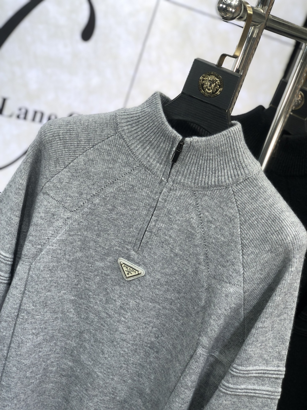       。 。普拉达。24秋冬新款针织羊毛衫，专柜同步发售！定制专属羊毛🐑面料，从容百搭，档次极高，