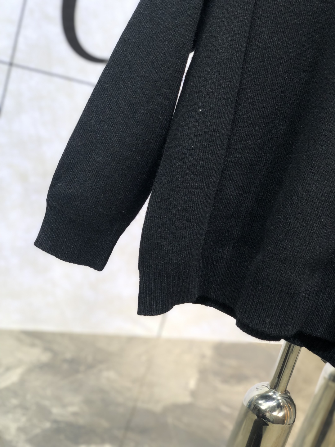       。 。普拉达。24秋冬新款针织羊毛衫，专柜同步发售！定制专属羊毛🐑面料，从容百搭，档次极高，