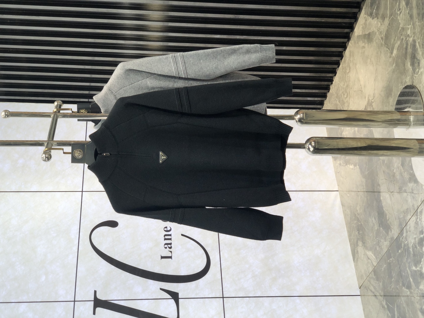       。 。普拉达。24秋冬新款针织羊毛衫，专柜同步发售！定制专属羊毛🐑面料，从容百搭，档次极高，