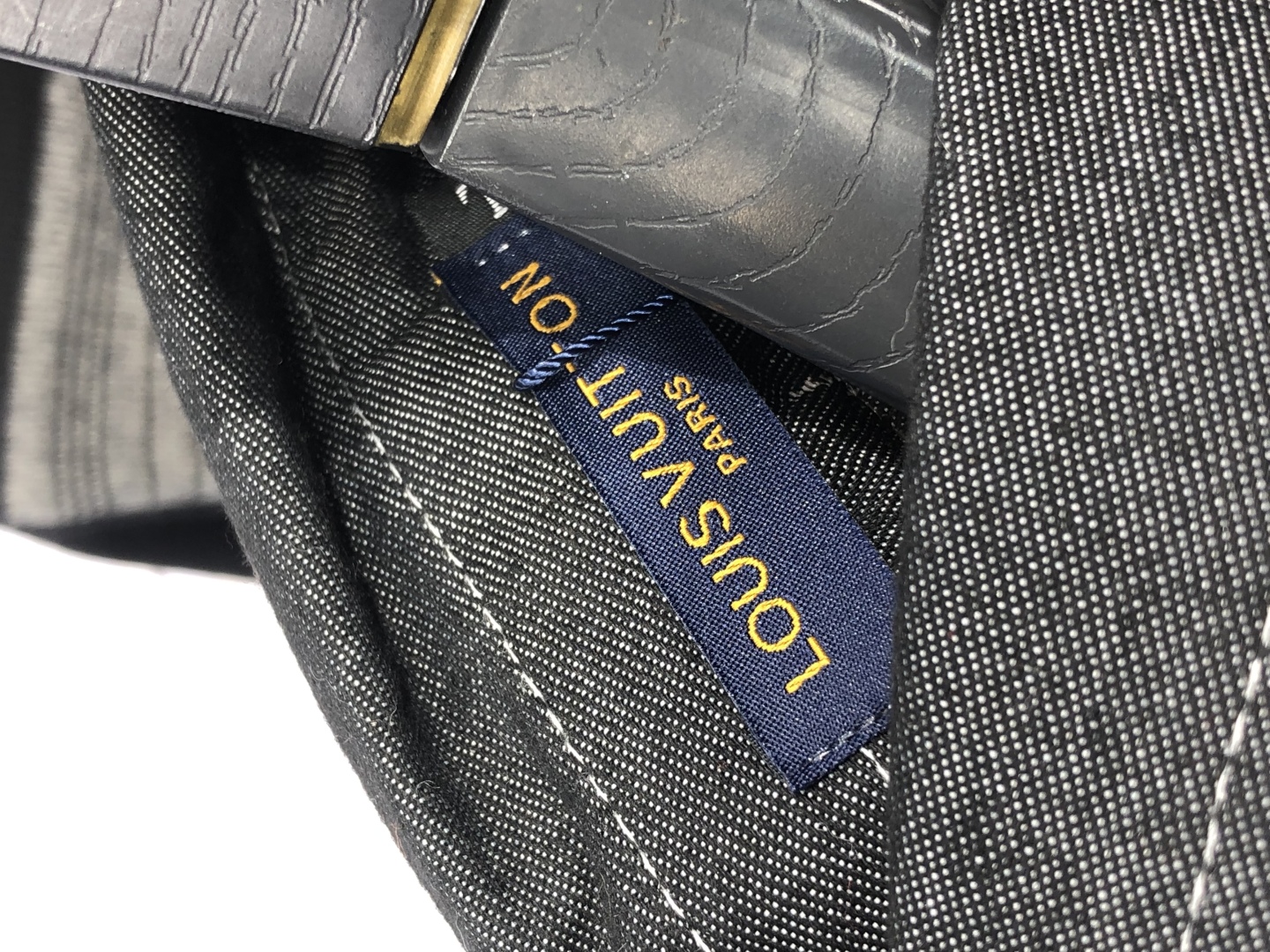       。 。Lv。24秋冬新款针织羊毛衫，假二件 专柜同步发售！定制专属羊毛🐑面料，从容百搭，档次