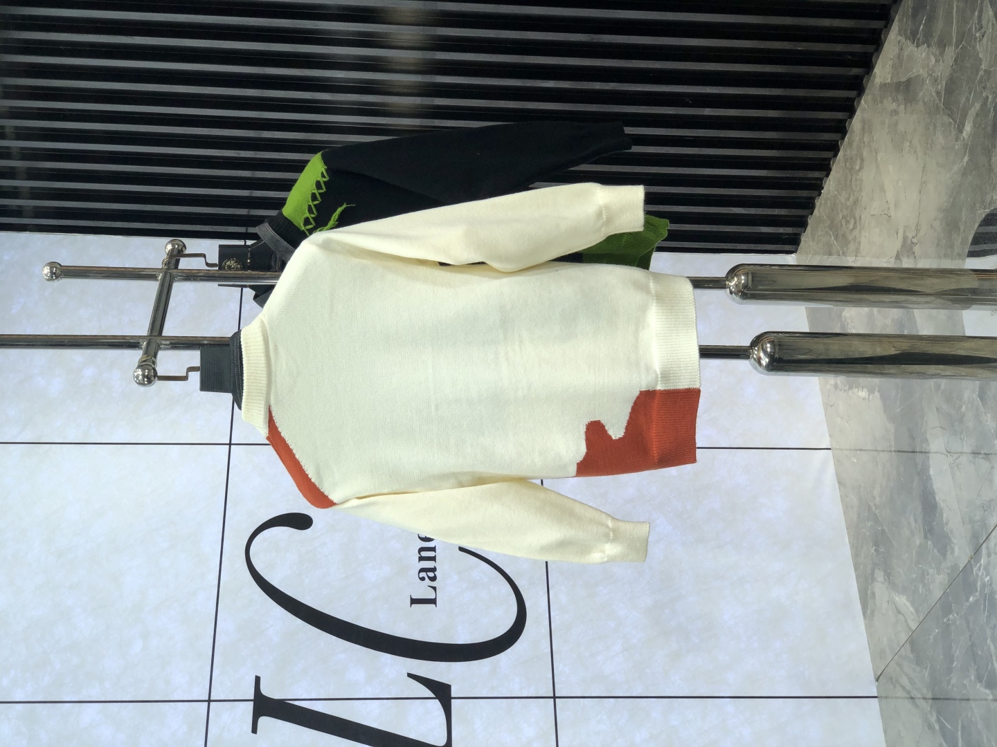       。 。Lv。24秋冬新款针织羊毛衫，假二件 专柜同步发售！定制专属羊毛🐑面料，从容百搭，档次