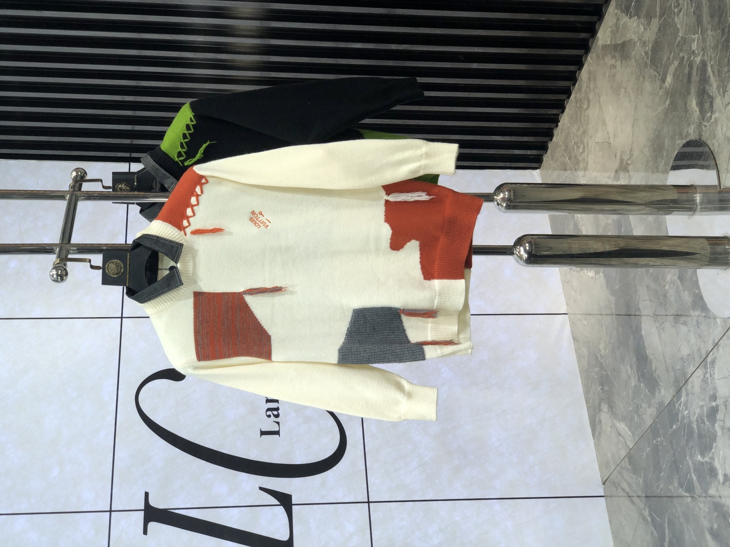       。 。Lv。24秋冬新款针织羊毛衫，假二件 专柜同步发售！定制专属羊毛🐑面料，从容百搭，档次