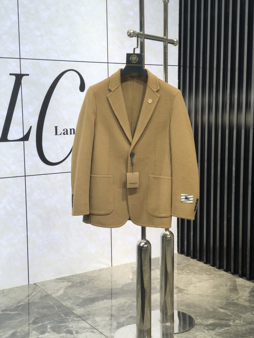 NO:118130,Burberry. New autumn and winter men's cashmere Kenheaton coat. This coat is a perfect combination of fashion and quality. It is carefully crafted from imported Australian cashmere, and the texture is unparalleled. The softness and warmth of cashmere, D brings you the ultimate comfort experience in autumn and winter. This coat is an aura style, L shows the calmness and confidence of men. The iconic Chelsea cashmere coat inherits the brand's classic design and excellent quality. There is plaid cashmere under the collar. This unique design detail adds a sense of fashion and personality to the coat. The exquisite jacquard craftsmanship highlights the brand's high-end quality. From the outside to the inside, every detail has been carefully crafted, showing Burberry's persistent pursuit of quality. Whether in business occasions or casual time, this Burberry  The new men's cashmere coat for autumn and winter can make you the focus of everyone's attention. It is not only a piece of clothing, but also a manifestation of a life attitude. It is to choose a perfect fusion of quality and fashion. Come and feel the charm of this cashmere coat, so that you can shine with unique brilliance in this autumn and winter season. The number of magnitude m-4xL.m wears 175/130 catties, burberry, alexander wang19860909. .巴宝莉. 秋冬新款男士羊绒肯希顿大衣.这款大衣堪称时尚与品质的完美结合. 它采用澳洲进口羊绒精心打造,质感无与伦比.羊绒的柔软与温暖,D为您在秋冬季节带来极致的舒适体验. 这款大衣是气场款,L尽显男性的沉稳与自信.标志性的切尔西羊绒大衣,它传承了品牌的经典设计与卓越品质.领子下方为格纹羊绒,这一独特的设计细节,为大衣增添了一份时尚感与个性魅力.  精致的提花工艺彰显了品牌的高端品质.从外到内,每一个细节都经过精心雕琢,展现出巴宝莉对品质的执着追求.  无论是商务场合还是休闲时光,这款巴宝莉 秋冬新款男士羊绒大衣都能让您成为众人瞩目的焦点.它不仅是一件衣服,更是一种生活态度的体现.就是选择品质与时尚的完美融合.  快来感受这款羊绒大衣的魅力吧,让您在这个秋冬季节绽放独特的光彩. 码数m-4xL.m穿175/130斤,,burberry,alexander wang,Men's clothing