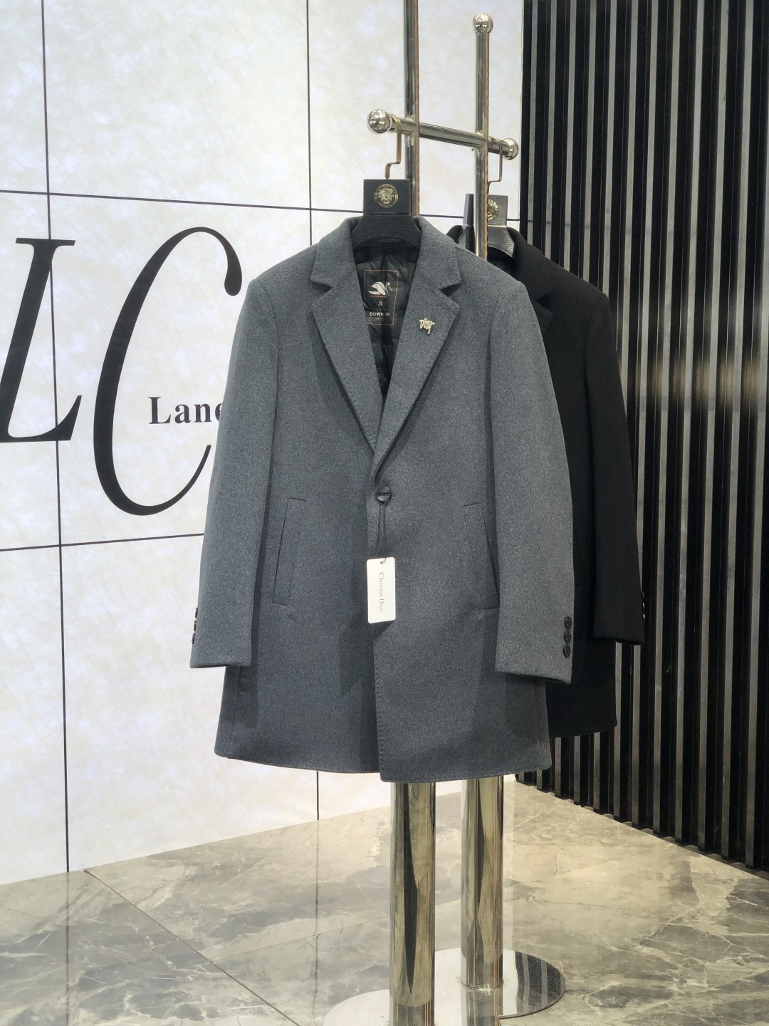 NO:118139,. .Dior. New autumn and winter men's cashmere Kenheaton coat. The inner liner down removal. This coat is a perfect combination of fashion and quality. It is carefully crafted from imported Australian cashmere, and the texture is unparalleled. The softness and warmth of cashmere, D brings you the ultimate comfort experience in autumn and winter. This coat is an aura style, L shows the calmness and confidence of men. The iconic Chelsea cashmere coat inherits the brand's classic design and excellent quality. There is plaid cashmere under the collar. This unique design detail adds a sense of fashion and personality to the coat. The exquisite jacquard craftsmanship highlights the brand's high-end quality. From the outside to the inside, every detail has been carefully crafted to show Burberry's persistent pursuit of quality. Whether in business occasions or casual time, this Burberry  The new men's cashmere coat for autumn and winter can make you the focus of everyone's attention. It is not only a piece of clothing, but also a manifestation of a life attitude. It is to choose a perfect fusion of quality and fashion. Come and feel the charm of this cashmere coat, so that you can shine with unique brilliance in this autumn and winter season. The number of magnitude m-4xL.m wears 175/130 catties, burberry, dior, down jacket, alexander wang19860909. .Dior. 秋冬新款男士羊绒肯希顿大衣.内胆羽绒拆卸 .这款大衣堪称时尚与品质的完美结合. 它采用澳洲进口羊绒精心打造,质感无与伦比.羊绒的柔软与温暖,D为您在秋冬季节带来极致的舒适体验. 这款大衣是气场款,L尽显男性的沉稳与自信.标志性的切尔西羊绒大衣,它传承了品牌的经典设计与卓越品质.领子下方为格纹羊绒,这一独特的设计细节,为大衣增添了一份时尚感与个性魅力.  精致的提花工艺彰显了品牌的高端品质.从外到内,每一个细节都经过精心雕琢,展现出巴宝莉对品质的执着追求.  无论是商务场合还是休闲时光,这款巴宝莉 秋冬新款男士羊绒大衣都能让您成为众人瞩目的焦点.它不仅是一件衣服,更是一种生活态度的体现.就是选择品质与时尚的完美融合.  快来感受这款羊绒大衣的魅力吧,让您在这个秋冬季节绽放独特的光彩. 码数m-4xL.m穿175/130斤,,burberry,dior,down jacket,alexander wang,Men's clothing