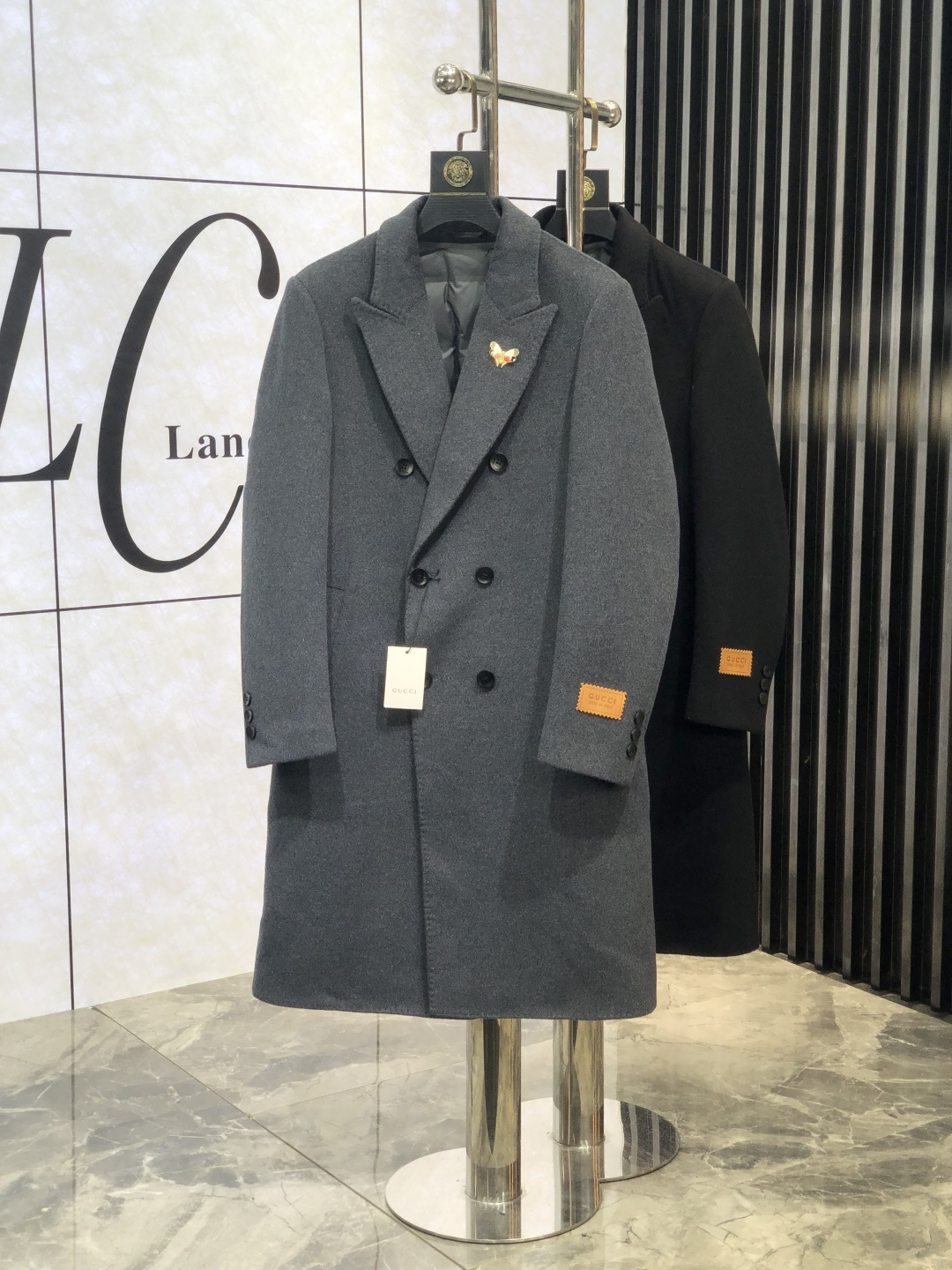 NO:118142,. .Gucci. New autumn and winter men's cashmere Kenheaton coat. The inner liner down removal. This coat is a perfect combination of fashion and quality. It is carefully crafted from imported Australian cashmere, and the texture is unparalleled. The softness and warmth of cashmere, D brings you the ultimate comfort experience in autumn and winter. This coat is an aura style, L shows the calmness and confidence of men. The iconic Chelsea cashmere coat inherits the brand's classic design and excellent quality. There is plaid cashmere under the collar. This unique design detail adds a sense of fashion and personality to the coat. The exquisite jacquard craftsmanship demonstrates the brand's high-end quality. From the outside to the inside, every detail has been carefully crafted to show Burberry's persistent pursuit of quality. Whether in business occasions or casual time, this Burberry  The new men's cashmere coat for autumn and winter can make you the focus of everyone's attention. It is not only a piece of clothing, but also a manifestation of a life attitude. It is to choose a perfect fusion of quality and fashion. Come and feel the charm of this cashmere coat, so that you can shine with unique brilliance in this autumn and winter season. The number of magnitude m-4xL.m wears 175/130 catties, burberry, gucci, down jacket, alexander wang19860909. .Gucci. 秋冬新款男士羊绒肯希顿大衣.内胆羽绒拆卸 .这款大衣堪称时尚与品质的完美结合. 它采用澳洲进口羊绒精心打造,质感无与伦比.羊绒的柔软与温暖,D为您在秋冬季节带来极致的舒适体验. 这款大衣是气场款,L尽显男性的沉稳与自信.标志性的切尔西羊绒大衣,它传承了品牌的经典设计与卓越品质.领子下方为格纹羊绒,这一独特的设计细节,为大衣增添了一份时尚感与个性魅力.  精致的提花工艺彰显了品牌的高端品质.从外到内,每一个细节都经过精心雕琢,展现出巴宝莉对品质的执着追求.  无论是商务场合还是休闲时光,这款巴宝莉 秋冬新款男士羊绒大衣都能让您成为众人瞩目的焦点.它不仅是一件衣服,更是一种生活态度的体现.就是选择品质与时尚的完美融合.  快来感受这款羊绒大衣的魅力吧,让您在这个秋冬季节绽放独特的光彩. 码数m-4xL.m穿175/130斤,,burberry,gucci,down jacket,alexander wang,Men's clothing