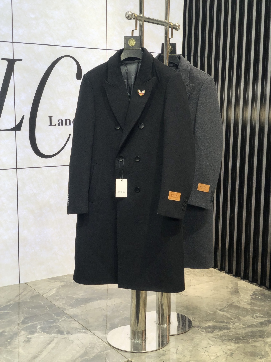 NO:118117,. .Gucci . New autumn and winter men's cashmere Kenheaton coat. The inner liner down removal. This coat is a perfect combination of fashion and quality. It is carefully crafted from imported Australian cashmere, and the texture is unparalleled. The softness and warmth of cashmere, D brings you the ultimate comfort experience in autumn and winter. This coat is an aura style, L shows the calmness and confidence of men. The iconic Chelsea cashmere coat inherits the brand's classic design and excellent quality. There is plaid cashmere under the collar. This unique design detail adds a sense of fashion and personality to the coat. The exquisite jacquard craftsmanship demonstrates the brand's high-end quality. From the outside to the inside, every detail has been carefully crafted to show Burberry's persistent pursuit of quality. Whether in business occasions or casual time, this Burberry  The new men's cashmere coat for autumn and winter can make you the focus of everyone's attention. It is not only a piece of clothing, but also a manifestation of a life attitude. It is to choose a perfect fusion of quality and fashion. Come and feel the charm of this cashmere coat, so that you can shine with unique brilliance in this autumn and winter season. The number of magnitude m-4xL.m wears 175/130 catties, burberry, gucci, down jacket, alexander wang19860909. .Gucci . 秋冬新款男士羊绒肯希顿大衣.内胆羽绒拆卸 .这款大衣堪称时尚与品质的完美结合. 它采用澳洲进口羊绒精心打造,质感无与伦比.羊绒的柔软与温暖,D为您在秋冬季节带来极致的舒适体验. 这款大衣是气场款,L尽显男性的沉稳与自信.标志性的切尔西羊绒大衣,它传承了品牌的经典设计与卓越品质.领子下方为格纹羊绒,这一独特的设计细节,为大衣增添了一份时尚感与个性魅力.  精致的提花工艺彰显了品牌的高端品质.从外到内,每一个细节都经过精心雕琢,展现出巴宝莉对品质的执着追求.  无论是商务场合还是休闲时光,这款巴宝莉 秋冬新款男士羊绒大衣都能让您成为众人瞩目的焦点.它不仅是一件衣服,更是一种生活态度的体现.就是选择品质与时尚的完美融合.  快来感受这款羊绒大衣的魅力吧,让您在这个秋冬季节绽放独特的光彩. 码数m-4xL.m穿175/130斤,,burberry,gucci,down jacket,alexander wang,Men's clothing