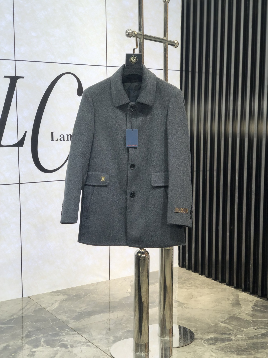 NO:118120,. .Lv. New autumn and winter men's cashmere Kenheaton coat. The inner liner down removal. This coat is a perfect combination of fashion and quality. It is carefully crafted from imported Australian cashmere, and the texture is unparalleled. The softness and warmth of cashmere, D brings you the ultimate comfort experience in autumn and winter. This coat is an aura style, L shows the calmness and confidence of men. The iconic Chelsea cashmere coat inherits the brand's classic design and excellent quality. There is plaid cashmere under the collar. This unique design detail adds a sense of fashion and personality to the coat. The exquisite jacquard craftsmanship demonstrates the brand's high-end quality. From the outside to the inside, every detail has been carefully crafted, showing Burberry's persistent pursuit of quality. Whether in business occasions or casual time, this Burberry  The new autumn and winter men's cashmere coat can make you the focus of attention. It is not only a piece of clothing, but also a manifestation of a life attitude. It is to choose a perfect fusion of quality and fashion. Come and feel the charm of this cashmere coat, so that you can shine with unique brilliance in this autumn and winter season. The number of magnitude m-4xL.m wears 175/130 catties, burberry, louis vuitton, down jacket, alexander wang19860909. .Lv. 秋冬新款男士羊绒肯希顿大衣.内胆羽绒拆卸 .这款大衣堪称时尚与品质的完美结合. 它采用澳洲进口羊绒精心打造,质感无与伦比.羊绒的柔软与温暖,D为您在秋冬季节带来极致的舒适体验. 这款大衣是气场款,L尽显男性的沉稳与自信.标志性的切尔西羊绒大衣,它传承了品牌的经典设计与卓越品质.领子下方为格纹羊绒,这一独特的设计细节,为大衣增添了一份时尚感与个性魅力.  精致的提花工艺彰显了品牌的高端品质.从外到内,每一个细节都经过精心雕琢,展现出巴宝莉对品质的执着追求.  无论是商务场合还是休闲时光,这款巴宝莉 秋冬新款男士羊绒大衣都能让您成为众人瞩目的焦点.它不仅是一件衣服,更是一种生活态度的体现.就是选择品质与时尚的完美融合.  快来感受这款羊绒大衣的魅力吧,让您在这个秋冬季节绽放独特的光彩. 码数m-4xL.m穿175/130斤,,burberry,louis vuitton,down jacket,alexander wang,Men's clothing