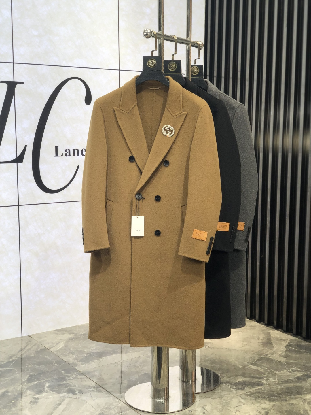 NO:118123,. .Gucci. New autumn and winter men's cashmere Kenheton coat. This coat is a perfect combination of fashion and quality. It is carefully crafted from imported Australian cashmere, with unparalleled texture. The softness and warmth of cashmere, D brings you the ultimate comfort experience in autumn and winter. This coat is an aura style, L shows the calmness and confidence of men. The iconic Chelsea cashmere coat inherits the brand's classic design and excellent quality. There is plaid cashmere under the collar. This unique design detail adds a sense of fashion and personality to the coat. The exquisite jacquard craftsmanship highlights the brand's high-end quality. From the outside to the inside, every detail has been carefully crafted to show Burberry's persistent pursuit of quality. Whether in business occasions or casual time, this Burberry  The new autumn and winter men's cashmere coat can make you the focus of attention. It is not only a piece of clothing, but also a reflection of a life attitude. It is to choose a perfect fusion of quality and fashion. Come and feel the charm of this cashmere coat, so that you can shine with unique brilliance in this autumn and winter season. The number of magnitude m-4xL.m wears 175/130 catties, burberry, gucci, alexander wang19860909. .Gucci. 秋冬新款男士羊绒肯希顿大衣 .这款大衣堪称时尚与品质的完美结合. 它采用澳洲进口羊绒精心打造,质感无与伦比.羊绒的柔软与温暖,D为您在秋冬季节带来极致的舒适体验. 这款大衣是气场款,L尽显男性的沉稳与自信.标志性的切尔西羊绒大衣,它传承了品牌的经典设计与卓越品质.领子下方为格纹羊绒,这一独特的设计细节,为大衣增添了一份时尚感与个性魅力.  精致的提花工艺彰显了品牌的高端品质.从外到内,每一个细节都经过精心雕琢,展现出巴宝莉对品质的执着追求.  无论是商务场合还是休闲时光,这款巴宝莉 秋冬新款男士羊绒大衣都能让您成为众人瞩目的焦点.它不仅是一件衣服,更是一种生活态度的体现.就是选择品质与时尚的完美融合.  快来感受这款羊绒大衣的魅力吧,让您在这个秋冬季节绽放独特的光彩. 码数m-4xL.m穿175/130斤,,burberry,gucci,alexander wang,Men's clothing