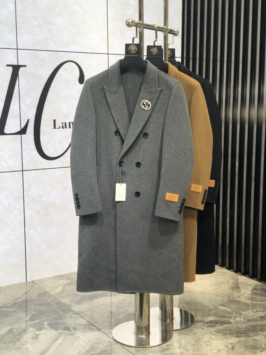 NO:118126,. .Gucci. New autumn and winter men's cashmere Kenheaton coat. This coat is a perfect combination of fashion and quality. It is carefully crafted from imported Australian cashmere, with unparalleled texture. The softness and warmth of cashmere, D brings you the ultimate comfort experience in autumn and winter. This coat is an aura style, L shows the calmness and confidence of men. The iconic Chelsea cashmere coat inherits the brand's classic design and excellent quality. There is plaid cashmere under the collar. This unique design detail adds a sense of fashion and personality to the coat. The exquisite jacquard craftsmanship demonstrates the brand's high-end quality. From the outside to the inside, every detail has been carefully crafted to show Burberry's persistent pursuit of quality. Whether in business occasions or casual time, this Burberry  The new autumn and winter men's cashmere coat can make you the focus of attention. It is not only a piece of clothing, but also a manifestation of a life attitude. It is to choose a perfect fusion of quality and fashion. Come and feel the charm of this cashmere coat, so that you can shine with unique brilliance in this autumn and winter season. The number of magnitude m-4xL.m wears 175/130 catties, burberry, gucci, alexander wang19860909. .Gucci. 秋冬新款男士羊绒肯希顿大衣.这款大衣堪称时尚与品质的完美结合. 它采用澳洲进口羊绒精心打造,质感无与伦比.羊绒的柔软与温暖,D为您在秋冬季节带来极致的舒适体验. 这款大衣是气场款,L尽显男性的沉稳与自信.标志性的切尔西羊绒大衣,它传承了品牌的经典设计与卓越品质.领子下方为格纹羊绒,这一独特的设计细节,为大衣增添了一份时尚感与个性魅力.  精致的提花工艺彰显了品牌的高端品质.从外到内,每一个细节都经过精心雕琢,展现出巴宝莉对品质的执着追求.  无论是商务场合还是休闲时光,这款巴宝莉 秋冬新款男士羊绒大衣都能让您成为众人瞩目的焦点.它不仅是一件衣服,更是一种生活态度的体现.就是选择品质与时尚的完美融合.  快来感受这款羊绒大衣的魅力吧,让您在这个秋冬季节绽放独特的光彩. 码数m-4xL.m穿175/130斤,,burberry,gucci,alexander wang,Men's clothing