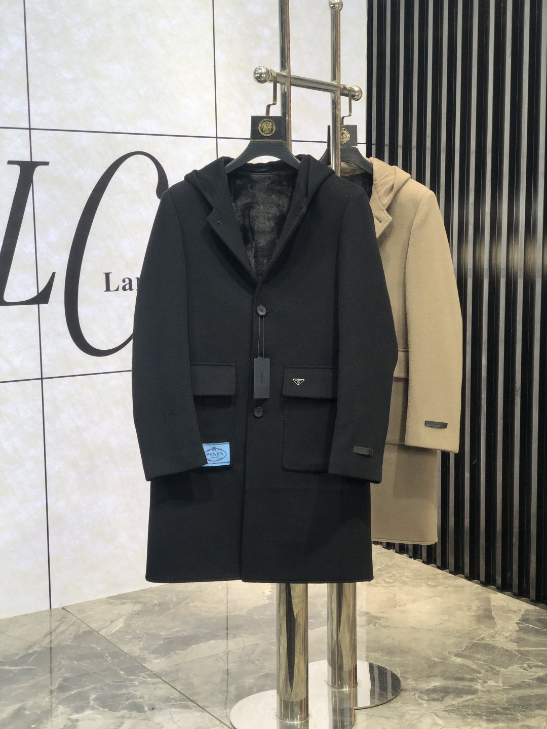 NO:118129,. . Prada. New autumn and winter men's cashmere Kenheaton coat. Gold velvet removal of the inner liner. This coat is a perfect combination of fashion and quality. It is carefully crafted from imported Australian cashmere, and the texture is unparalleled. The softness and warmth of cashmere, D brings you the ultimate comfort experience in autumn and winter. This coat is an aura style, L shows the calmness and confidence of men. The iconic Chelsea cashmere coat inherits the brand's classic design and excellent quality. There is plaid cashmere under the collar. This unique design detail adds a sense of fashion and personality to the coat. The exquisite jacquard craftsmanship demonstrates the brand's high-end quality. From the outside to the inside, every detail has been carefully crafted to show Burberry's persistent pursuit of quality. Whether in business occasions or casual time, this Burberry  The new autumn and winter men's cashmere coat can make you the focus of attention. It is not only a piece of clothing, but also a reflection of a life attitude. It is to choose a perfect fusion of quality and fashion. Come and feel the charm of this cashmere coat, so that you can shine with unique brilliance in this autumn and winter season. The number of magnitude m-4xL.m wears 175/130 catties, burberry, prada, alexander wang19860909. .普拉达. 秋冬新款男士羊绒肯希顿大衣.内胆金丝绒拆卸 .这款大衣堪称时尚与品质的完美结合. 它采用澳洲进口羊绒精心打造,质感无与伦比.羊绒的柔软与温暖,D为您在秋冬季节带来极致的舒适体验. 这款大衣是气场款,L尽显男性的沉稳与自信.标志性的切尔西羊绒大衣,它传承了品牌的经典设计与卓越品质.领子下方为格纹羊绒,这一独特的设计细节,为大衣增添了一份时尚感与个性魅力.  精致的提花工艺彰显了品牌的高端品质.从外到内,每一个细节都经过精心雕琢,展现出巴宝莉对品质的执着追求.  无论是商务场合还是休闲时光,这款巴宝莉 秋冬新款男士羊绒大衣都能让您成为众人瞩目的焦点.它不仅是一件衣服,更是一种生活态度的体现.就是选择品质与时尚的完美融合.  快来感受这款羊绒大衣的魅力吧,让您在这个秋冬季节绽放独特的光彩. 码数m-4xL.m穿175/130斤,,burberry,prada,alexander wang,Men's clothing