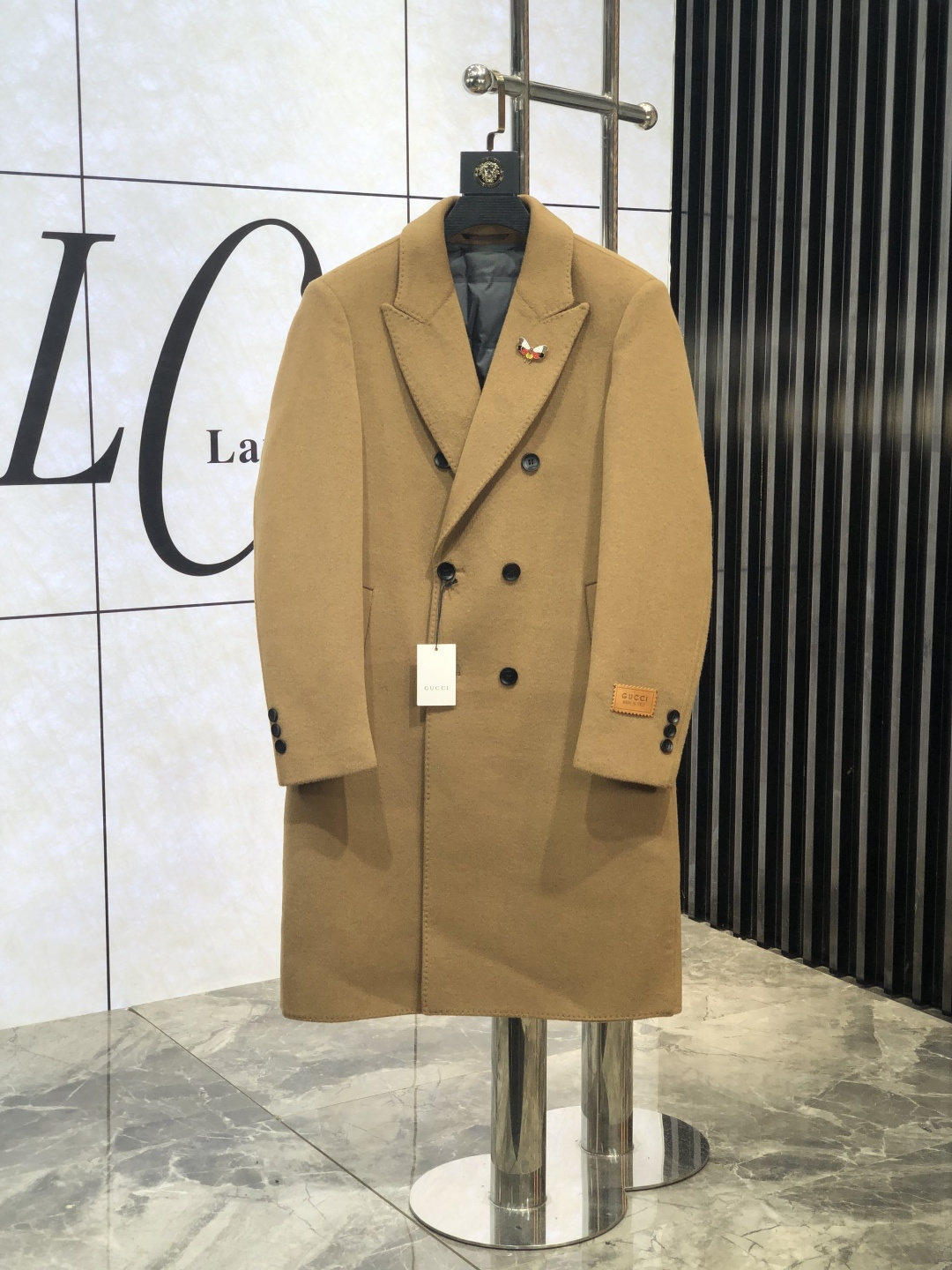 NO:118132,. .Gucci . New autumn and winter men's cashmere Kenheaton coat. The inner liner down removal. This coat is a perfect combination of fashion and quality. It is carefully crafted from imported Australian cashmere, and the texture is unparalleled. The softness and warmth of cashmere, D brings you the ultimate comfort experience in autumn and winter. This coat is an aura style, L shows the calmness and confidence of men. The iconic Chelsea cashmere coat inherits the brand's classic design and excellent quality. There is plaid cashmere under the collar. This unique design detail adds a sense of fashion and personality to the coat. The exquisite jacquard craftsmanship demonstrates the brand's high-end quality. From the outside to the inside, every detail has been carefully crafted to show Burberry's persistent pursuit of quality. Whether in business occasions or casual time, this Burberry  The new men's cashmere coat for autumn and winter can make you the focus of everyone's attention. It is not only a piece of clothing, but also a manifestation of a life attitude. It is to choose a perfect fusion of quality and fashion. Come and feel the charm of this cashmere coat, so that you can shine with unique brilliance in this autumn and winter season. The number of magnitude m-4xL.m wears 175/130 catties, burberry, gucci, down jacket, alexander wang19860909. .Gucci . 秋冬新款男士羊绒肯希顿大衣.内胆羽绒拆卸 .这款大衣堪称时尚与品质的完美结合. 它采用澳洲进口羊绒精心打造,质感无与伦比.羊绒的柔软与温暖,D为您在秋冬季节带来极致的舒适体验. 这款大衣是气场款,L尽显男性的沉稳与自信.标志性的切尔西羊绒大衣,它传承了品牌的经典设计与卓越品质.领子下方为格纹羊绒,这一独特的设计细节,为大衣增添了一份时尚感与个性魅力.  精致的提花工艺彰显了品牌的高端品质.从外到内,每一个细节都经过精心雕琢,展现出巴宝莉对品质的执着追求.  无论是商务场合还是休闲时光,这款巴宝莉 秋冬新款男士羊绒大衣都能让您成为众人瞩目的焦点.它不仅是一件衣服,更是一种生活态度的体现.就是选择品质与时尚的完美融合.  快来感受这款羊绒大衣的魅力吧,让您在这个秋冬季节绽放独特的光彩. 码数m-4xL.m穿175/130斤,,burberry,gucci,down jacket,alexander wang,Men's clothing