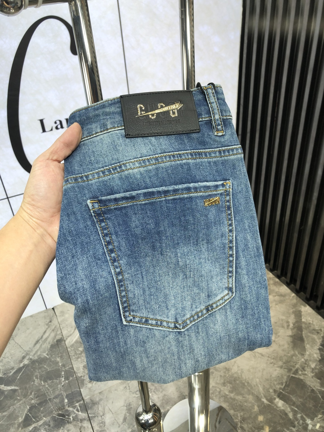 NO:123086,. Gucci.High-end customization 25 spring and summer new original single jeans are released simultaneously on the counter. Original customized reproduction. Customer-supplied hardware and accessories. Original single quality. Imported denim fabric heavy-duty washing. Fine workmanship and wiring. 6 Excellent upper body!  Preferred single products SIZE:29-38,,gucci,jeans,alexander wang19860909. Gucci.高级定制 25春夏新款原单牛仔裤 柜台同步发售 原版定制复刻 客供五金辅料 原单品质 进口牛仔面料重工洗水 做工走线精细 6上身绝佳！优选单品 SIZE:29-38,,gucci,jeans,alexander wang,Men's clothing