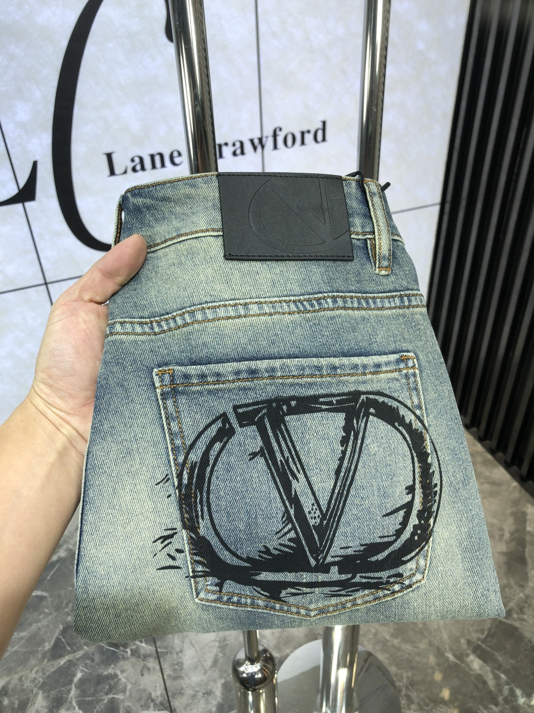 NO:123096,. Valentino.High-end customization 25 spring and summer new original single jeans are released simultaneously on the counter. Original customized reproduction. Customer-supplied hardware and accessories. Original single quality. Imported denim fabric heavy-working washing. Fine workmanship and wiring. 6 Excellent upper body!  Preferred single products SIZE:29-38, valentino, jeans, alexander wang19860909. 华伦天奴.高级定制 25春夏新款原单牛仔裤 柜台同步发售 原版定制复刻 客供五金辅料 原单品质 进口牛仔面料重工洗水 做工走线精细 6上身绝佳！优选单品 SIZE:29-38,,valentino,jeans,alexander wang,Men's clothing