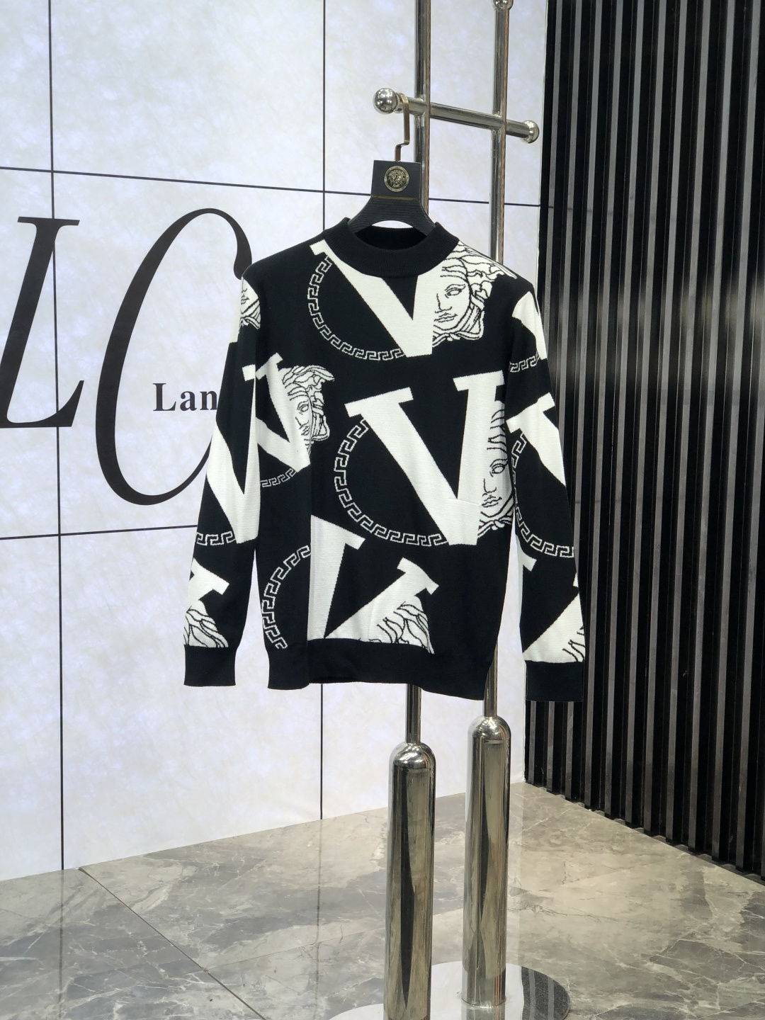 NO:123065,. Versace. Wear 200 kilograms.//New autumn and winter products, soft lapel wool sweater, exclusive design!  A sweater with super smooth lines that conforms to the aesthetic tone. The most basic style is in a minimalist and low-key luxury style. The simpler the item in the fashion industry, the easier it is to show a high-end and fashionable feeling. 3 customers provide all-cotton knitted fabrics, which have a soft and comfortable touch, excellent skin-friendly and fashionable styles that reduce age. They are a must-have item!  Code number M-4xL.m wear 175/130, versace, sweaters, alexander wang19860909. .范思哲.穿200斤.//秋冬新品 柔软翻领羊毛针织衫,设计独家呈现！超级流畅线条感极符合美学基调的一款毛衣,最基础的款式以极简低调的奢华风格,w在时尚界越简单的单品,越极易彰显出高级时髦感,3客供全棉针织面料,触感柔软舒适,亲肤性极佳,极具减龄时髦款式,必入单品！ 码数M-4xL.m穿175/130,,versace,sweaters,alexander wang,Men's clothing