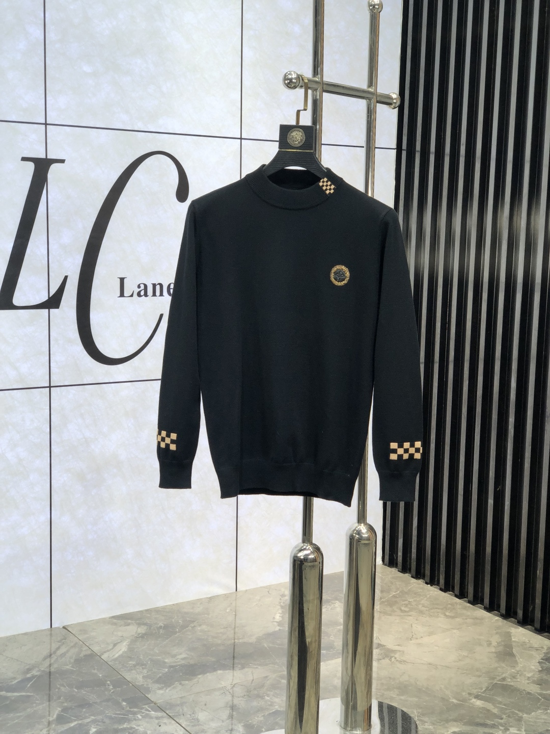 NO:123066,. .Lv. Wear 200 kilograms.//New autumn and winter products, soft lapel wool sweater, exclusive design!  A sweater with super smooth lines that conforms to the aesthetic tone. The most basic style is in a minimalist and low-key luxury style. The simpler the item in the fashion industry, the easier it is to show a high-end and fashionable feeling. 3 customers provide all-cotton knitted fabrics, which have a soft and comfortable touch, excellent skin-friendly and fashionable styles that reduce age. They are a must-have item!  Code number M-4xL.m wear 175/130, louis vuitton,sweaters,alexander wang19860909. .Lv.穿200斤.//秋冬新品 柔软翻领羊毛针织衫,设计独家呈现！超级流畅线条感极符合美学基调的一款毛衣,最基础的款式以极简低调的奢华风格,w在时尚界越简单的单品,越极易彰显出高级时髦感,3客供全棉针织面料,触感柔软舒适,亲肤性极佳,极具减龄时髦款式,必入单品！ 码数M-4xL.m穿175/130,,louis vuitton,sweaters,alexander wang,Men's clothing