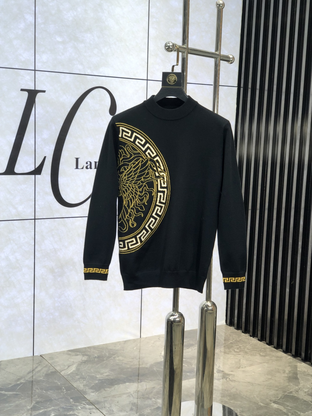 NO:123068,. Versace. Wear 200 kilograms.//New autumn and winter products, soft lapel wool sweater, exclusive design!  A sweater with super smooth lines that conforms to the aesthetic tone. The most basic style is in a minimalist and low-key luxury style. The simpler the item in the fashion industry, the easier it is to show a high-end and fashionable feeling. 3 customers provide all-cotton knitted fabrics, which have a soft and comfortable touch, excellent skin-friendly and fashionable styles that reduce age. They are a must-have item!  Code number M-4xL.m wear 175/130, versace, sweaters, alexander wang19860909. .范思哲.穿200斤.//秋冬新品 柔软翻领羊毛针织衫,设计独家呈现！超级流畅线条感极符合美学基调的一款毛衣,最基础的款式以极简低调的奢华风格,w在时尚界越简单的单品,越极易彰显出高级时髦感,3客供全棉针织面料,触感柔软舒适,亲肤性极佳,极具减龄时髦款式,必入单品！ 码数M-4xL.m穿175/130,,versace,sweaters,alexander wang,Men's clothing