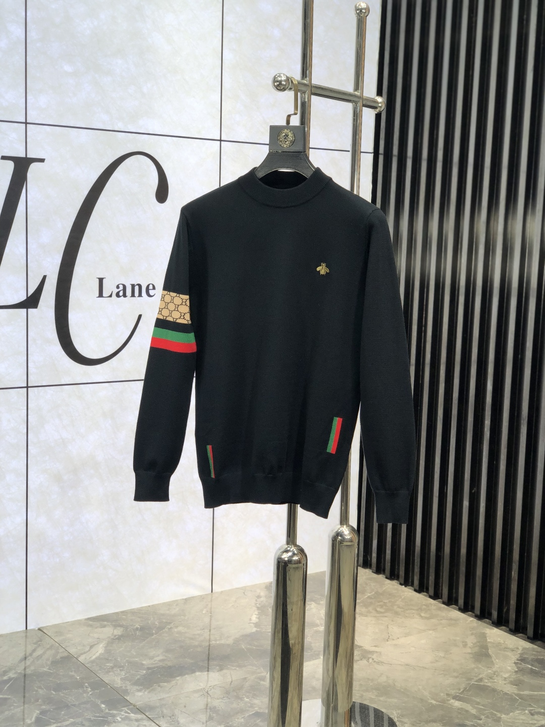 NO:123071,. .Gucci. Wear 200 kg.//New autumn and winter products, soft lapel wool sweater, exclusive design!  A sweater with super smooth lines that conforms to the aesthetic tone. The most basic style is in a minimalist and low-key luxury style. The simpler the item in the fashion industry, the easier it is to show a high-end and fashionable feeling. 3 customers provide all-cotton knitted fabrics, which have a soft and comfortable touch, excellent skin-friendly and fashionable styles that reduce age. They are a must-have item!  Code number M-4xL.m wear 175/130, gucci, sweaters, alexander wang19860909. .Gucci.穿200斤.//秋冬新品 柔软翻领羊毛针织衫,设计独家呈现！超级流畅线条感极符合美学基调的一款毛衣,最基础的款式以极简低调的奢华风格,w在时尚界越简单的单品,越极易彰显出高级时髦感,3客供全棉针织面料,触感柔软舒适,亲肤性极佳,极具减龄时髦款式,必入单品！ 码数M-4xL.m穿175/130,,gucci,sweaters,alexander wang,Men's clothing