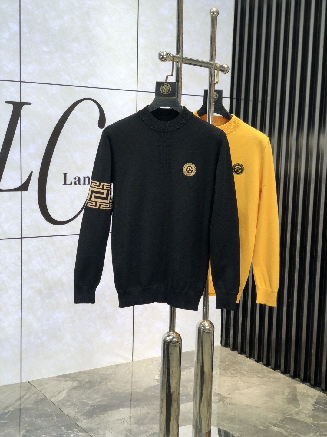 NO:123074,. Versace. Wear 200 kilograms.//New autumn and winter products, soft lapel wool sweater, exclusive design!  A sweater with super smooth lines that conforms to the aesthetic tone. The most basic style is in a minimalist and low-key luxury style. The simpler the item in the fashion industry, the easier it is to show a high-end and fashionable feeling. 3 customers provide all-cotton knitted fabrics, which have a soft and comfortable touch, excellent skin-friendly and fashionable styles that reduce age. They are a must-have item!  Code number M-4xL.m wear 175/130, versace, sweaters, alexander wang19860909. .范思哲.穿200斤.//秋冬新品 柔软翻领羊毛针织衫,设计独家呈现！超级流畅线条感极符合美学基调的一款毛衣,最基础的款式以极简低调的奢华风格,w在时尚界越简单的单品,越极易彰显出高级时髦感,3客供全棉针织面料,触感柔软舒适,亲肤性极佳,极具减龄时髦款式,必入单品！ 码数M-4xL.m穿175/130,,versace,sweaters,alexander wang,Men's clothing