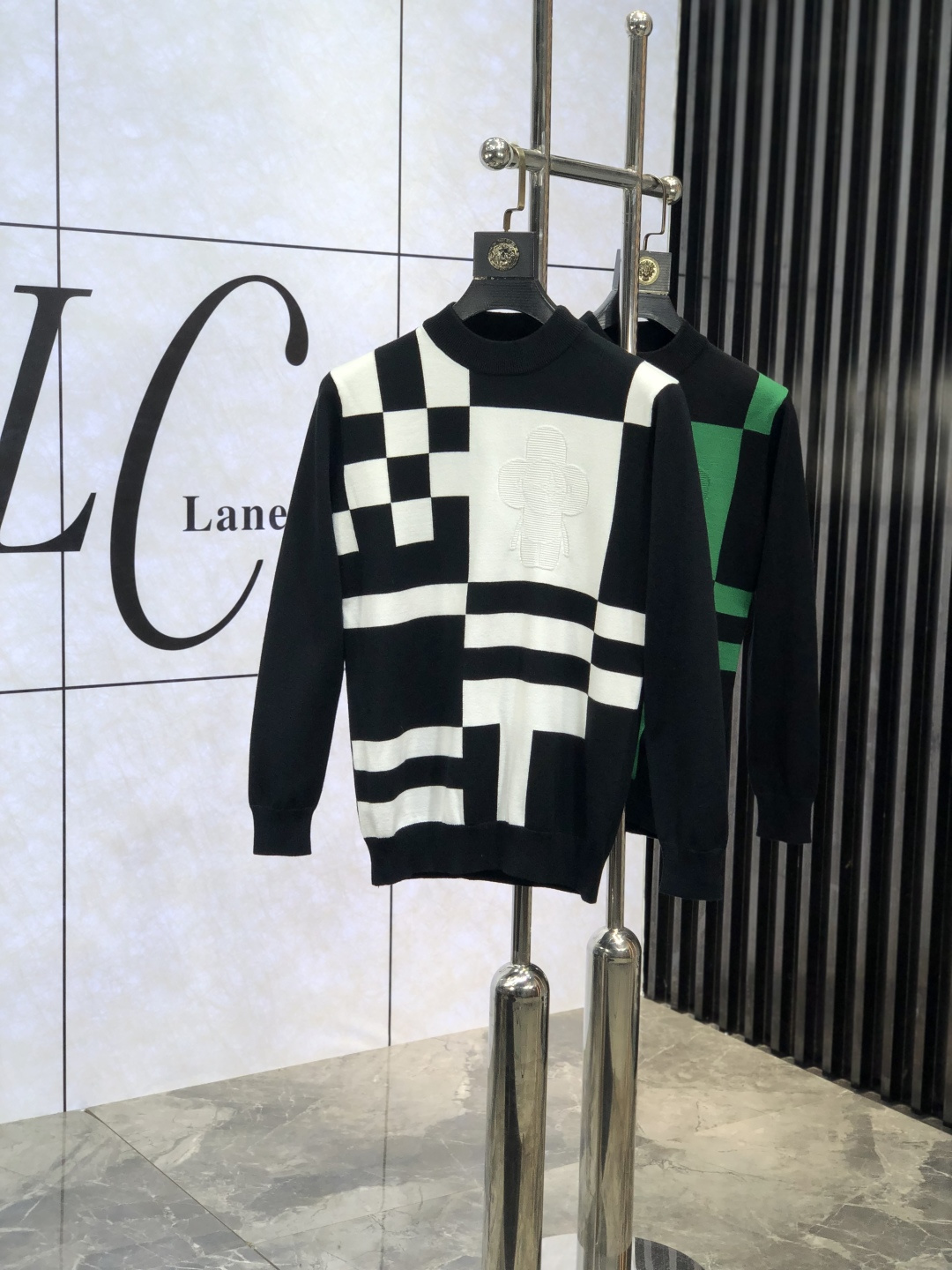 NO:123075,. .Lv. Wear 200 kilograms.//New autumn and winter products, soft lapel wool sweater, exclusive design!  A sweater with super smooth lines that conforms to the aesthetic tone. The most basic style is in a minimalist and low-key luxury style. The simpler the item in the fashion industry, the easier it is to show a high-end and fashionable feeling. 3 customers provide all-cotton knitted fabrics, which have a soft and comfortable touch, excellent skin-friendly and fashionable styles that reduce age. They are a must-have item!  Code number M-4xL.m wear 175/130, louis vuitton,sweaters,alexander wang19860909. .Lv.穿200斤.//秋冬新品 柔软翻领羊毛针织衫,设计独家呈现！超级流畅线条感极符合美学基调的一款毛衣,最基础的款式以极简低调的奢华风格,w在时尚界越简单的单品,越极易彰显出高级时髦感,3客供全棉针织面料,触感柔软舒适,亲肤性极佳,极具减龄时髦款式,必入单品！ 码数M-4xL.m穿175/130,,louis vuitton,sweaters,alexander wang,Men's clothing