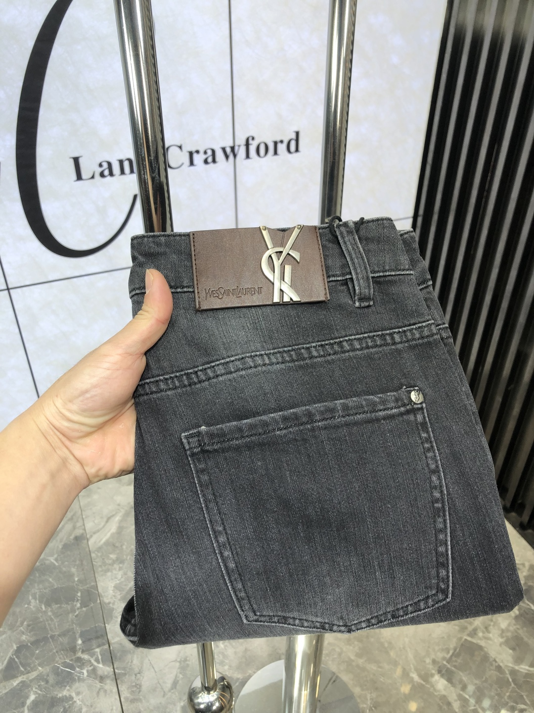 NO:124871,. . Saint Laurent. High-end customization 25 spring and summer new original single jeans are released simultaneously on the counter. Original customized reproduction. Customer-supplied hardware and accessories. Original single quality. Imported denim fabric heavy-working washing. Fine workmanship and wiring. 6 Excellent upper body!  Preferred single products SIZE:29-38,,saint laurent,jeans,alexander wang19860909. .圣罗兰.高级定制 25春夏新款原单牛仔裤 柜台同步发售 原版定制复刻 客供五金辅料 原单品质 进口牛仔面料重工洗水 做工走线精细 6上身绝佳！优选单品 SIZE:29-38,,saint laurent,jeans,alexander wang,Men's clothing