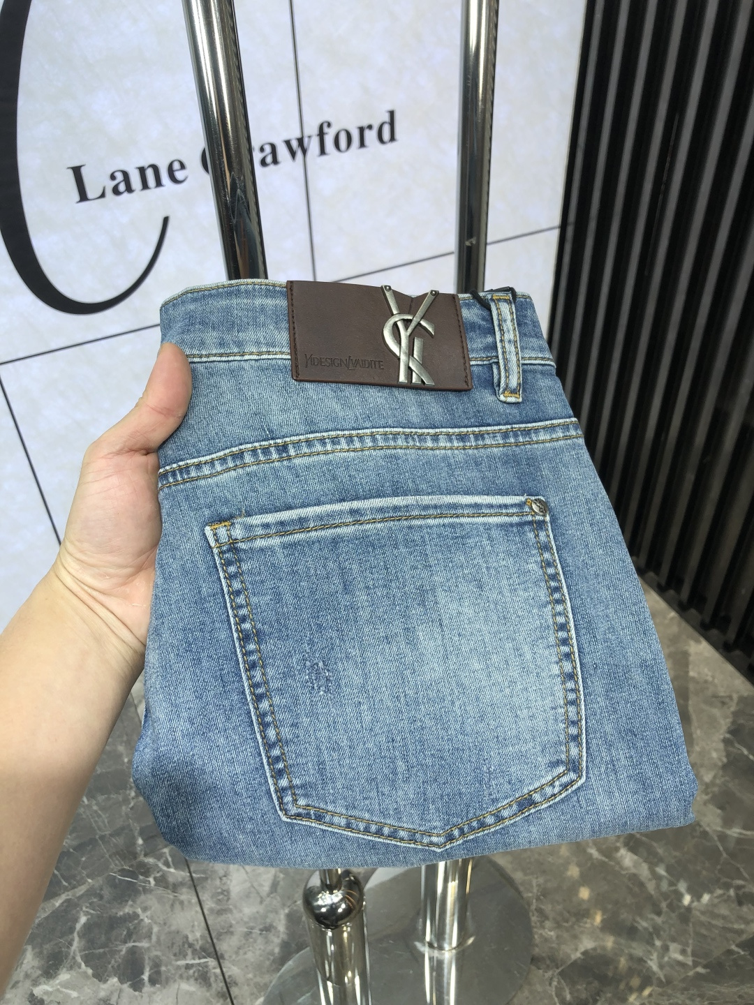 NO:124885,. . Saint Laurent. High-end customization 25 spring and summer new original single jeans are released simultaneously on the counter. Original customized reproduction. Customer-supplied hardware and accessories. Original single quality. Imported denim fabric heavy-working washing. Fine workmanship and wiring. 6 Excellent upper body!  Preferred single products SIZE:29-38,,saint laurent,jeans,alexander wang19860909. .圣罗兰.高级定制 25春夏新款原单牛仔裤 柜台同步发售 原版定制复刻 客供五金辅料 原单品质 进口牛仔面料重工洗水 做工走线精细 6上身绝佳！优选单品 SIZE:29-38,,saint laurent,jeans,alexander wang,Men's clothing