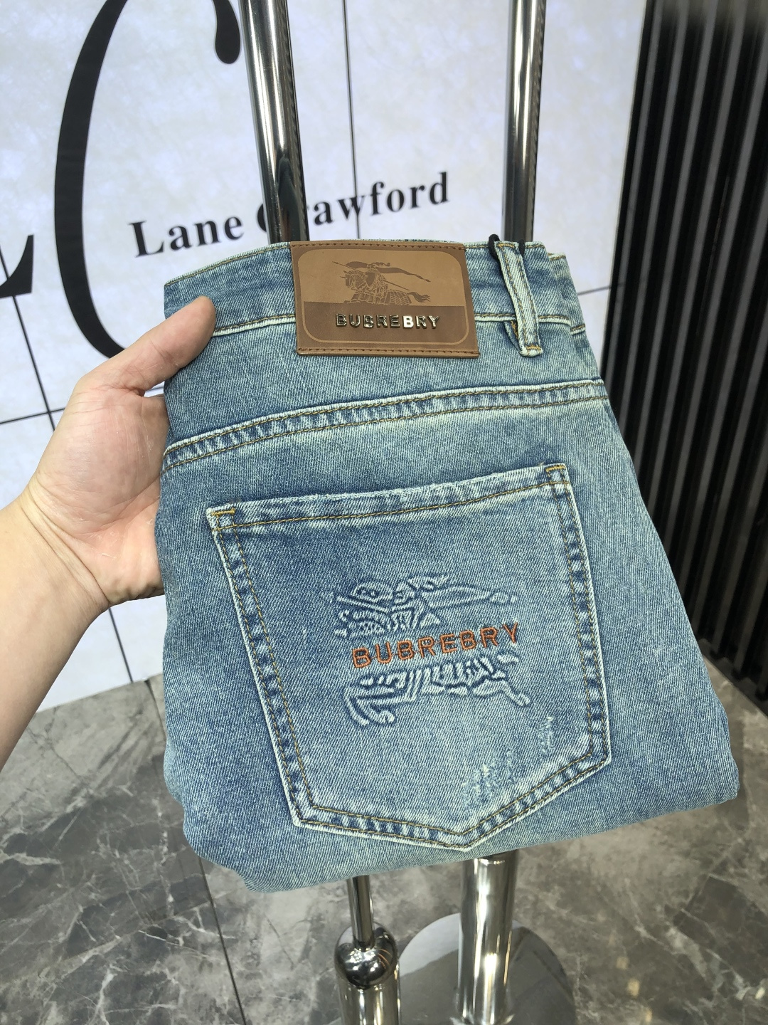 NO:124891,. . Burberry.High-end customization 25 spring and summer new original single jeans are released simultaneously on the counter. Original customized reproduction. Customer-supplied hardware and accessories. Original single quality. Imported denim fabric heavy-working washing. Fine workmanship and wiring. 6 Excellent upper body!  Preferred single products SIZE:29-38, burberry, jeans, alexander wang19860909. .巴宝莉.高级定制 25春夏新款原单牛仔裤 柜台同步发售 原版定制复刻 客供五金辅料 原单品质 进口牛仔面料重工洗水 做工走线精细 6上身绝佳！优选单品 SIZE:29-38,,burberry,jeans,alexander wang,Men's clothing