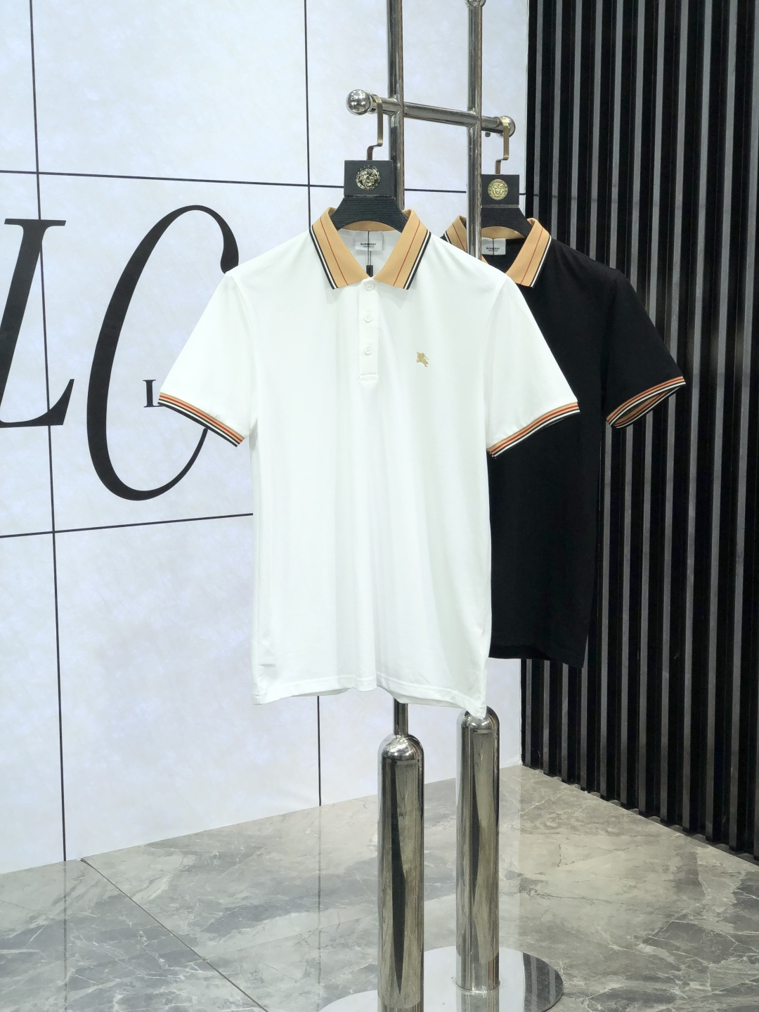 NO:124870,..Burberry.2025 spring and summer ssHK counters are equipped with the same style as the new short-sleeved lapel Polo custom bead floor fabric. The brand letter craftsmanship on the chest shapes the logo to highlight the brand luxury 1x must-have items for high-end people. Those who know the goods come and compare the counter. The number of code M-3xL m is worn 175/catties, burberry, T-shirt, alexander wang19860909..巴宝莉.2025春夏ssHK专柜同款同步上新短袖翻领Polo定制珠地面料 胸前品牌字母工艺构成标志彰显品牌奢华 1x高端人士必备单品,懂货的来欢迎对比专柜 码数M-3xL m穿175/斤,,burberry,T-shirt,alexander wang,Men's clothing