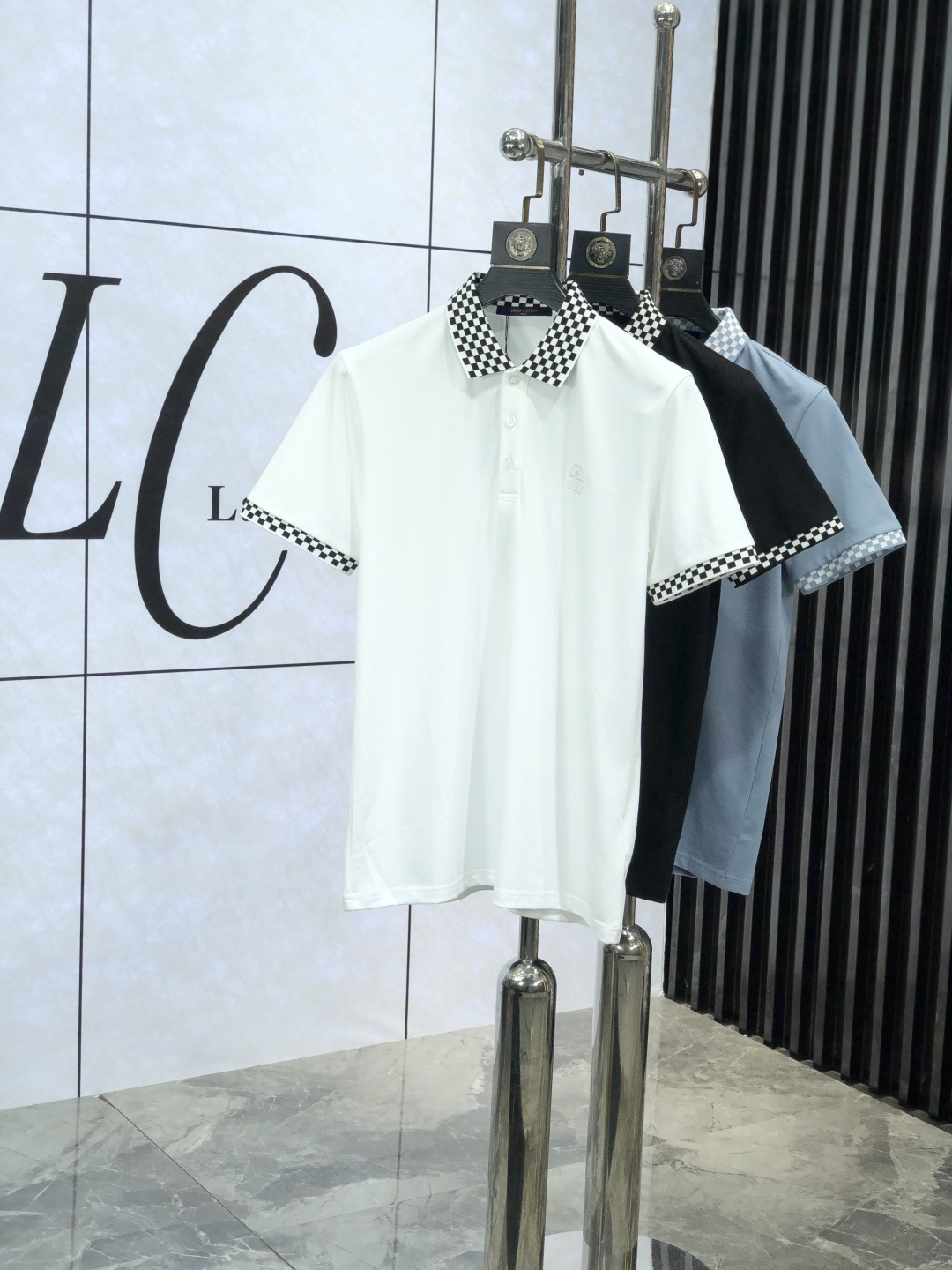 NO:124876,..Lv.2025 spring and summer ssHK counters are equipped with the same style as the new short-sleeved lapel Polo custom bead floor fabric. The brand letter craftsmanship on the chest shapes the logo to highlight the brand luxury 1x essential items for high-end people. Those who know the goods are welcome to compare the counter. The number of code M-3xL m is worn 175/catties, louis vuitton, T-shirt, alexander wang19860909..Lv.2025春夏ssHK专柜同款同步上新短袖翻领Polo定制珠地面料 胸前品牌字母工艺构成标志彰显品牌奢华 1x高端人士必备单品,懂货的来欢迎对比专柜 码数M-3xL m穿175/斤,,louis vuitton,T-shirt,alexander wang,Men's clothing