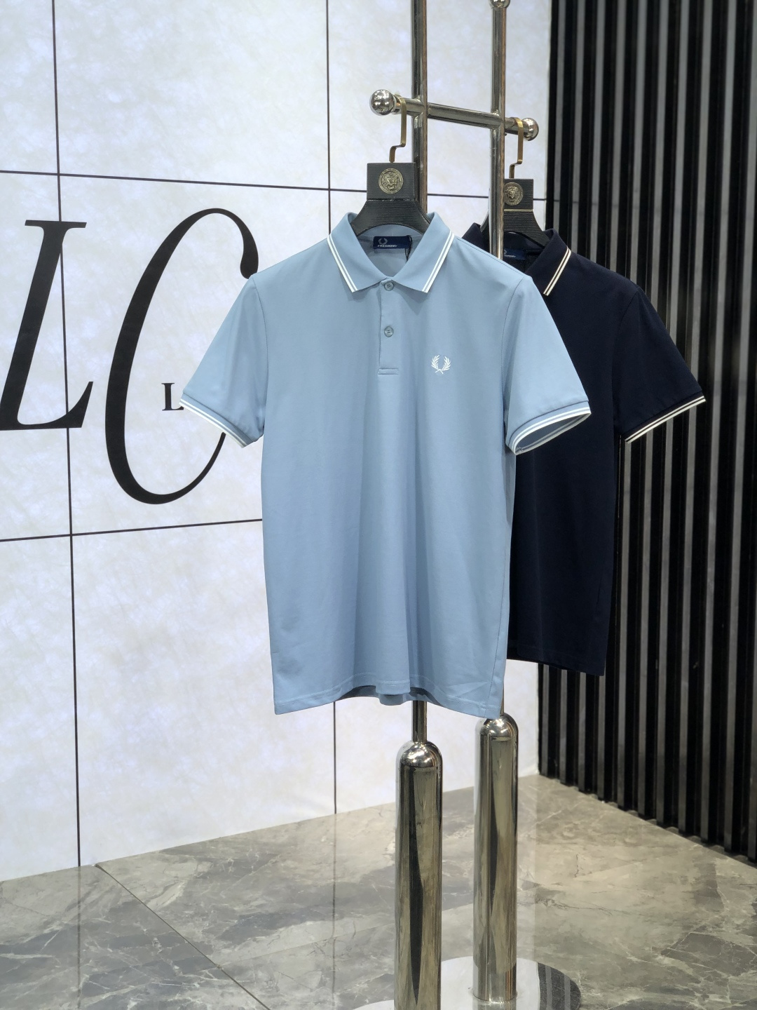 NO:124879,..FR.2025 spring and summer ssHK counters are equipped with the same style as the new short-sleeved lapel Polo custom bead floor fabric. The brand letter craftsmanship on the chest shapes the logo to highlight the brand luxury. 1x essential items for high-end people. Those who know the goods are welcome to compare the counter. The number of code M-3xL m is worn 175/catties, T-shirt, alexander wang19860909..FR.2025春夏ssHK专柜同款同步上新短袖翻领Polo定制珠地面料 胸前品牌字母工艺构成标志彰显品牌奢华 1x高端人士必备单品,懂货的来欢迎对比专柜 码数M-3xL m穿175/斤,,T-shirt,alexander wang,Men's clothing