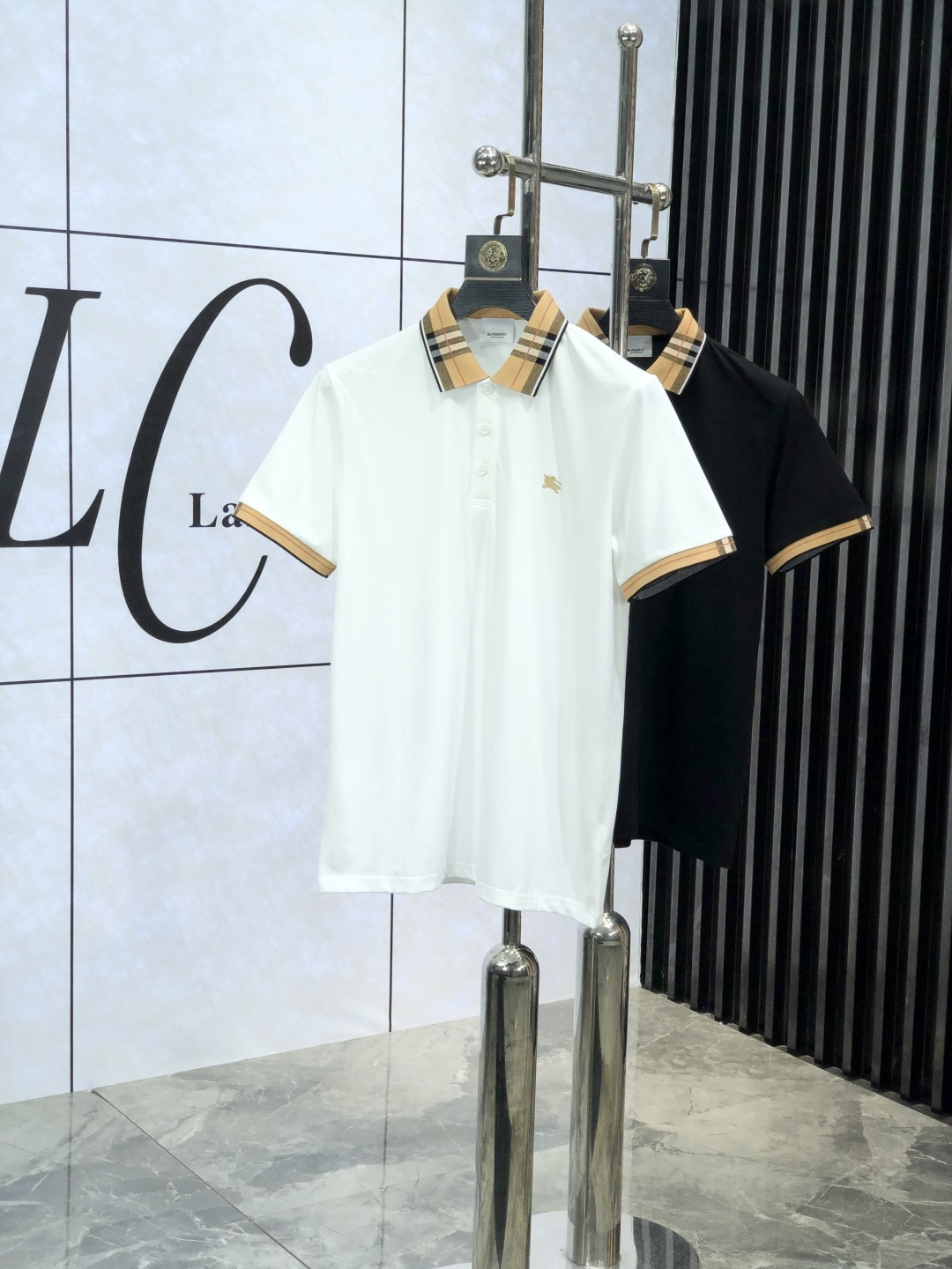 NO:124886,..Burberry.2025 spring and summer ssHK counters are equipped with the same style as the new short-sleeved lapel Polo custom bead floor fabric. The brand letter craftsmanship on the chest shapes the logo to highlight the brand luxury 1x must-have items for high-end people. Those who know the goods come and compare the counter. The number of code M-3xL m is worn 175/catties, burberry, T-shirt, alexander wang19860909..巴宝莉.2025春夏ssHK专柜同款同步上新短袖翻领Polo定制珠地面料 胸前品牌字母工艺构成标志彰显品牌奢华 1x高端人士必备单品,懂货的来欢迎对比专柜 码数M-3xL m穿175/斤,,burberry,T-shirt,alexander wang,Men's clothing