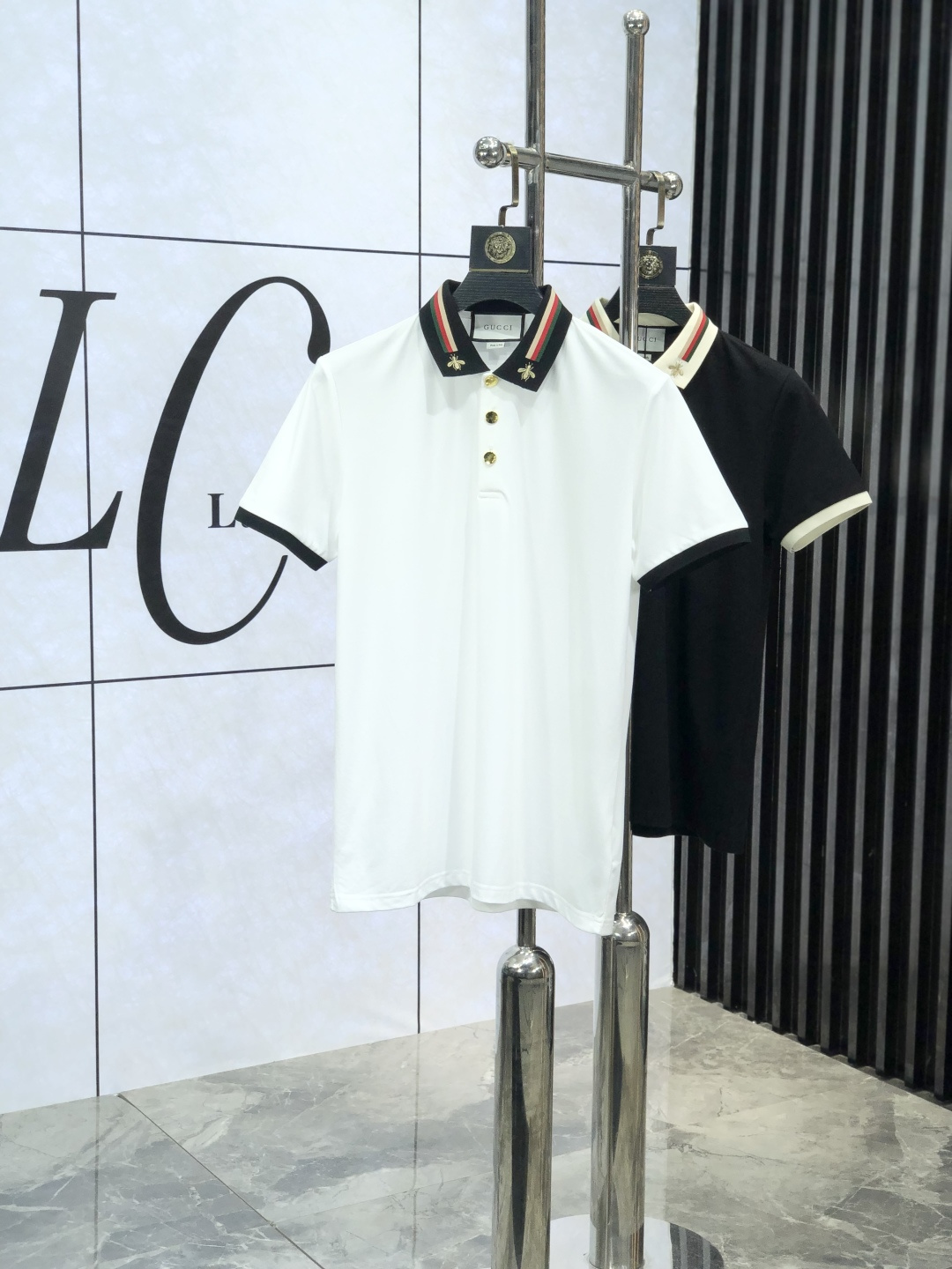 NO:124889,..Gucci.2025 spring and summer ssHK counters are equipped with new short-sleeved lapels and custom beaded ground fabrics. The brand letter craftsmanship on the chest shapes the logo to highlight the brand luxury. 1x essential items for high-end people. Those who know the goods are welcome to compare the counter. The number of code M-3xL m is worn 175/catties, gucci, T-shirt, alexander wang19860909..Gucci.2025春夏ssHK专柜同款同步上新短袖翻领Polo定制珠地面料 胸前品牌字母工艺构成标志彰显品牌奢华 1x高端人士必备单品,懂货的来欢迎对比专柜 码数M-3xL m穿175/斤,,gucci,T-shirt,alexander wang,Men's clothing