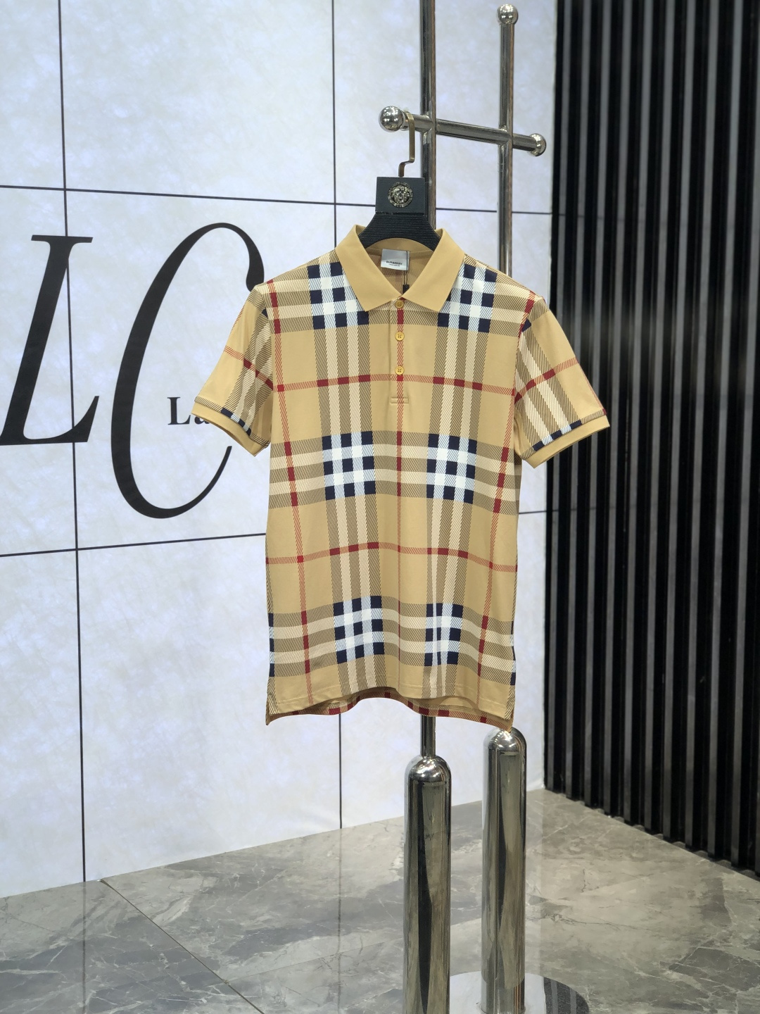 NO:124895,..Burberry.2025 spring and summer ssHK counters are equipped with the same style as the new short-sleeved lapel Polo custom bead floor fabric. The brand letter craftsmanship on the chest shapes the logo to highlight the brand luxury 1x must-have items for high-end people. Those who know the goods come and compare the counter. The number of code M-3xL m is worn 175/catties, burberry, T-shirt, alexander wang19860909..巴宝莉.2025春夏ssHK专柜同款同步上新短袖翻领Polo定制珠地面料 胸前品牌字母工艺构成标志彰显品牌奢华 1x高端人士必备单品,懂货的来欢迎对比专柜 码数M-3xL m穿175/斤,,burberry,T-shirt,alexander wang,Men's clothing