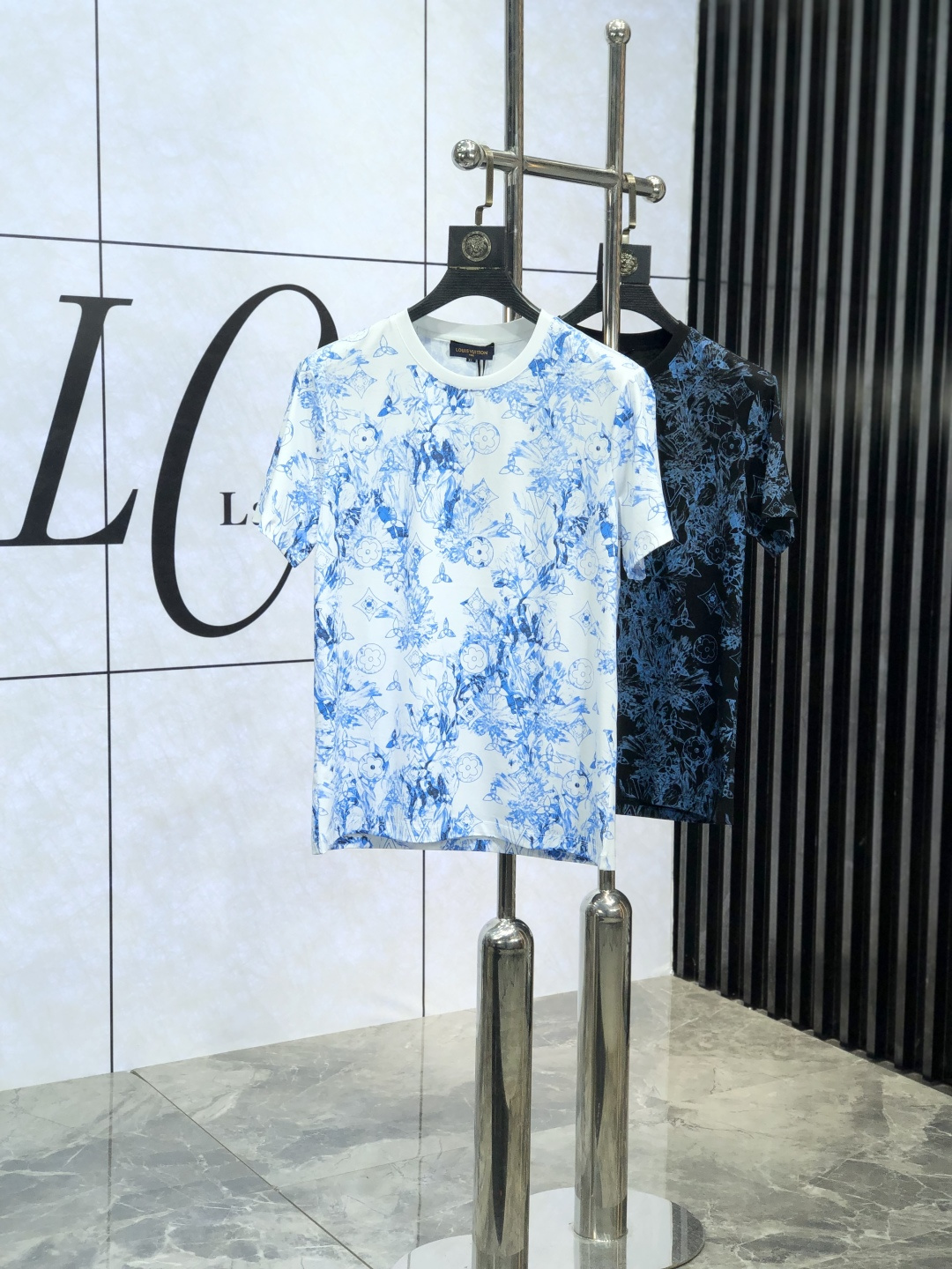 NO:127433,. .Lv.2025 spring and summer new product fashionable round neck short sleeve high-end custom versatile style!  More practical and easy for anyone to control. Made with double mercerized fabric, luxurious and classic brand logo design, G is very high-end and must-have if you understand the goods!  The style and tailoring are slim styles, which are very exquisite, showing aura and highlighting the exquisiteness of business men. This is the unique feature, the right slim fit, and the upper body effect is very good!  Size M-4XL m wear 175/120 catties.,,louis vuitton,T-shirt,alexander wang19860909. .Lv.2025春夏新品时尚圆领短袖高级定制百搭款式！更有实用感 任何人都可以轻松驾驭 采用双丝光面料制作,奢华经典品牌logo设计,G非常显档次懂货的必须入！版型剪裁属于修身款 非常精致,显气场,又会凸显商务男士的精致,这就是独到之处,恰到好处的修身,上身效果非常赞！ 尺码M-4XL m穿175/120斤.,,louis vuitton,T-shirt,alexander wang,Men's clothing