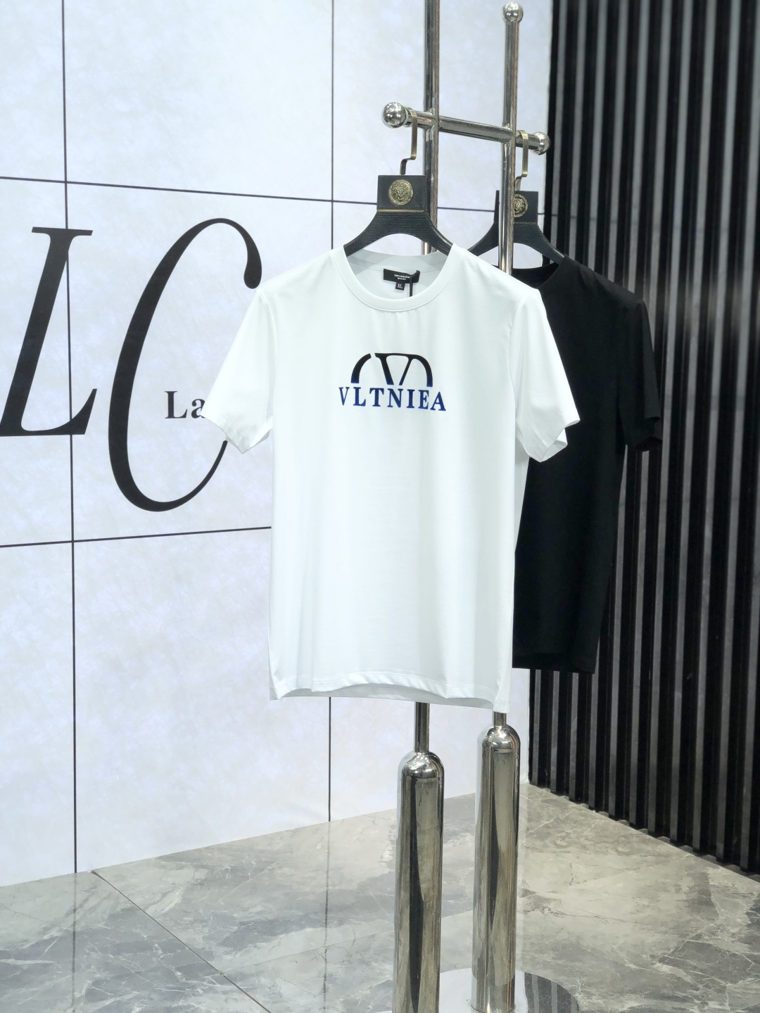 NO:127436,. . Valentino. 2025 spring and summer new product fashionable round neck short sleeve high-end custom versatile style!  More practical and easy for anyone to control. Made with double mercerized fabric, luxurious and classic brand logo design, G is very high-end and must-have if you understand the goods!  The style and tailoring are slim styles, which are very exquisite, showing aura and highlighting the exquisiteness of business men. This is the unique feature, the right slim fit, and the upper body effect is very good!  Size M-4XL m wear 175/120 catties., valentino, T-shirt, alexander wang19860909. .华伦天奴.2025春夏新品时尚圆领短袖高级定制百搭款式！更有实用感 任何人都可以轻松驾驭 采用双丝光面料制作,奢华经典品牌logo设计,G非常显档次懂货的必须入！版型剪裁属于修身款 非常精致,显气场,又会凸显商务男士的精致,这就是独到之处,恰到好处的修身,上身效果非常赞！ 尺码M-4XL m穿175/120斤.,,valentino,T-shirt,alexander wang,Men's clothing